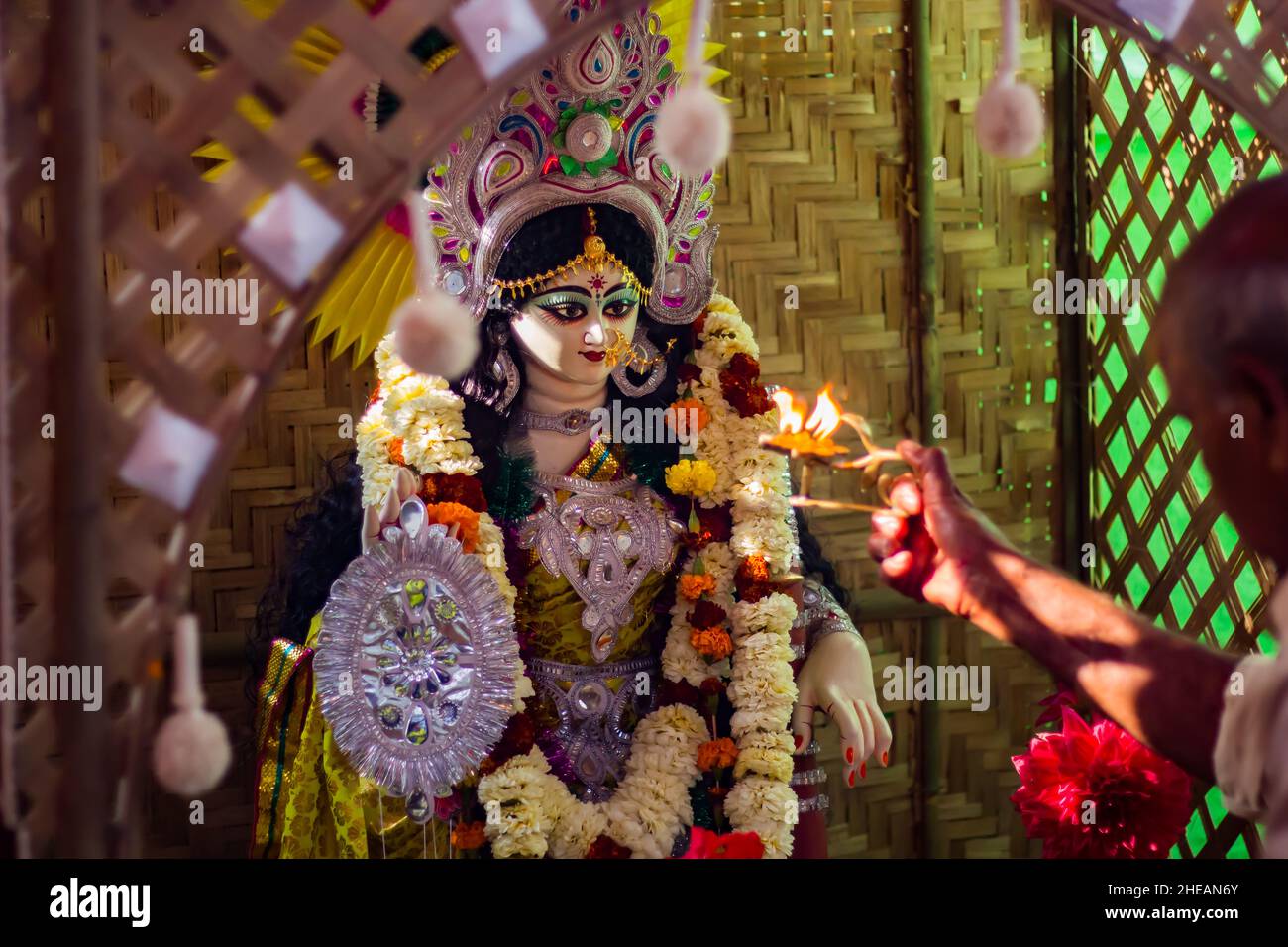 saraswati puja festival rituali in esecuzione dal sacerdote. idolo della dea indù saraswati in background. scatto diurno. Foto Stock