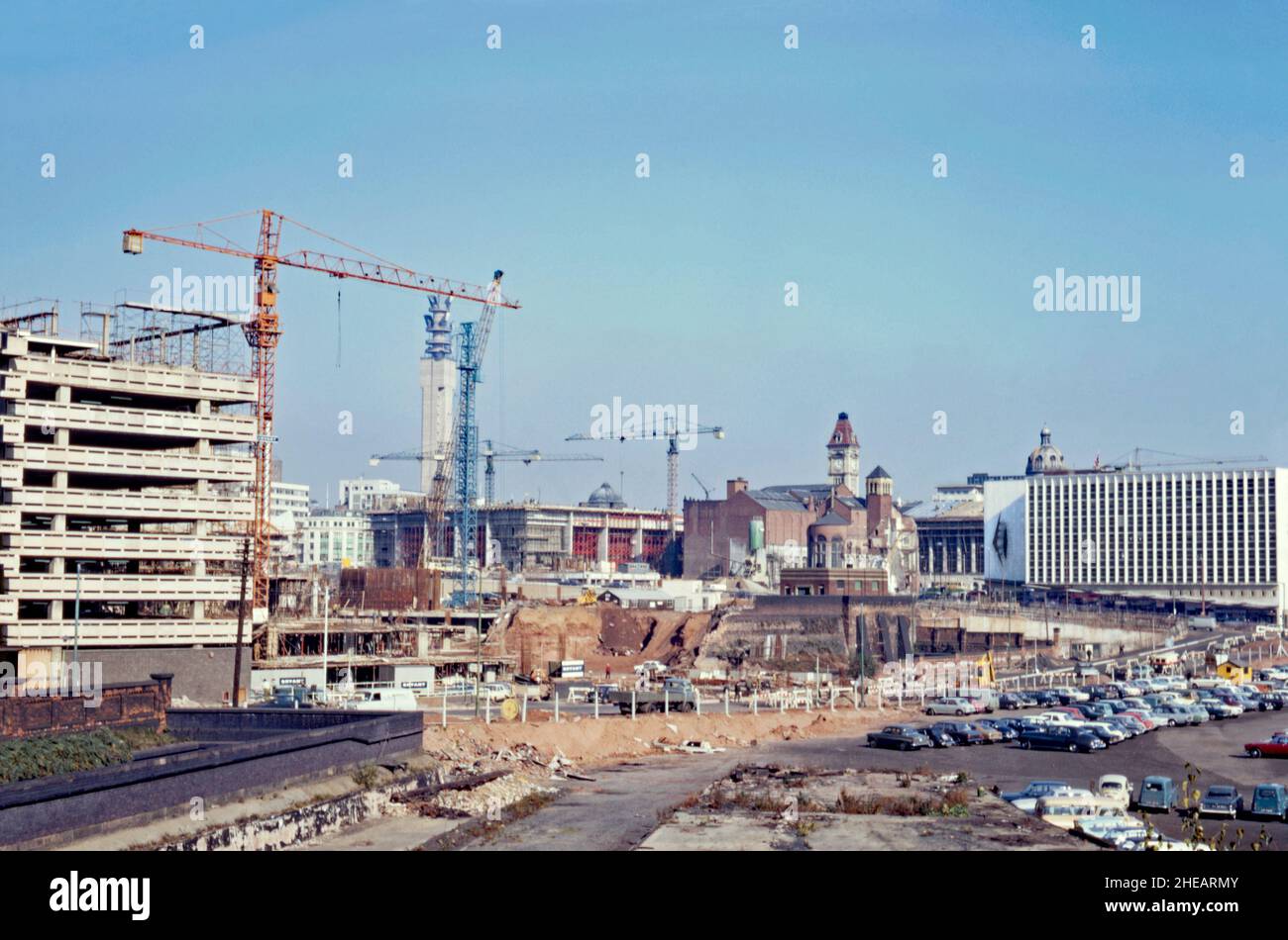 Riqualificazione a Birmingham, West Midlands, Inghilterra, Regno Unito nel 1970 – qui le gru sono presenti a Holiday Street (a sinistra – oggi è Crowne Plaza). La città stava subendo importanti lavori stradali in Suffolk Street (per diventare Suffolk Street Queensway, correndo centro a destra a sinistra qui). Gli edifici più vecchi (al centro) non sono più in piedi. L'edificio in costruzione (a sinistra) è stato nuovamente riprogettato per diventare parte del complesso Paradise Birmingham/Chamberlain Square. La Trafalgar House di Suffolk Street (a destra) è un negozio con facciata in pietra e un edificio di uffici costruito nei primi mesi del 1960s – una fotografia d’epoca del 1970s Foto Stock