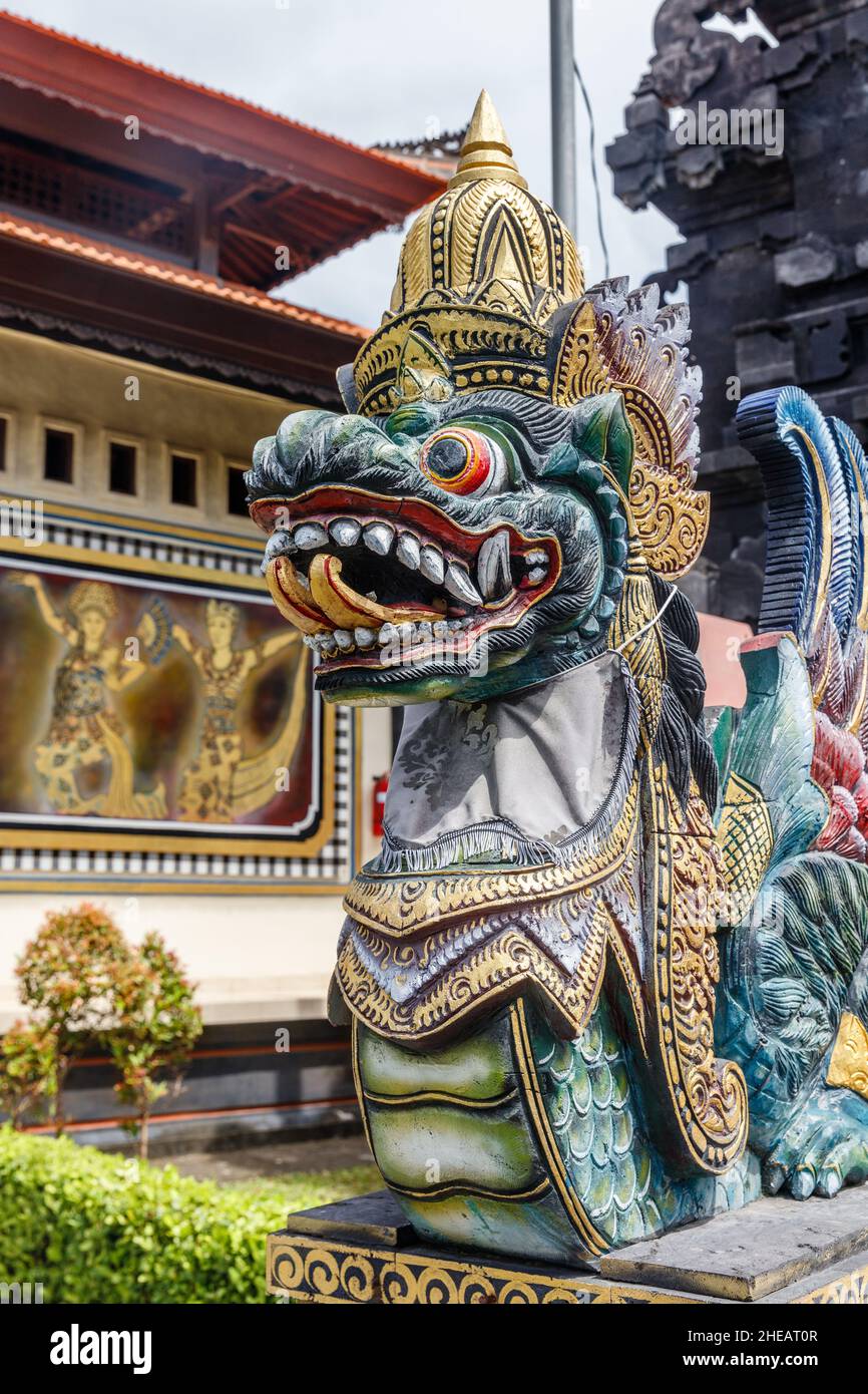 Statua custode del drago (naga) presso il tempio del mare indù balinese (pura Segara) Tanah Lot, Tabanan, Bali, Indonesia. Foto Stock