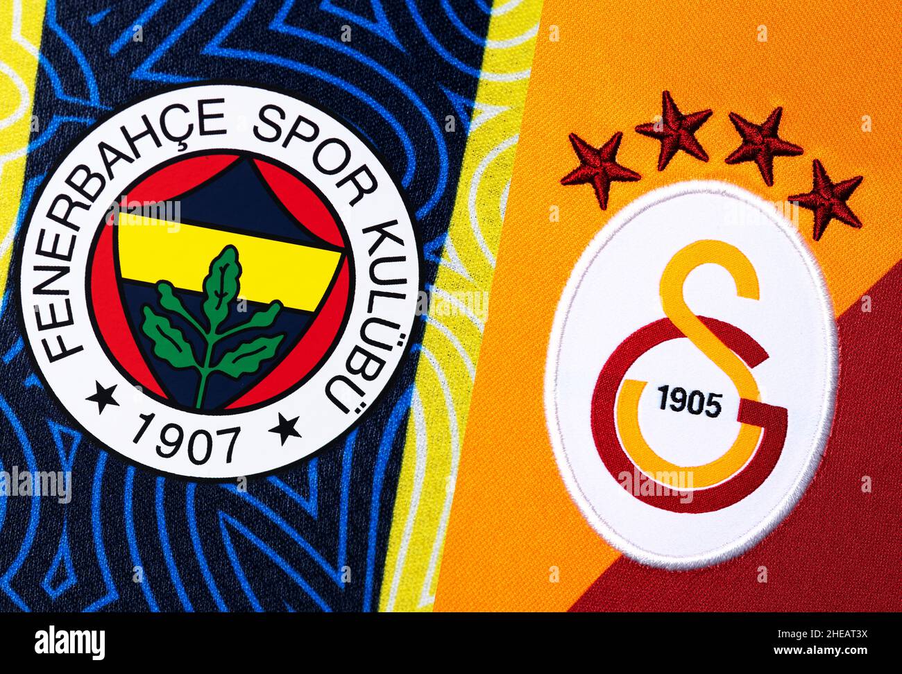 Primo piano della maglia Fenerbahce e Galatasaray. L'Intercontinental Derby è una partita di calcio tra i rivali Fenerbahces SK e Galatasaray SK. Foto Stock