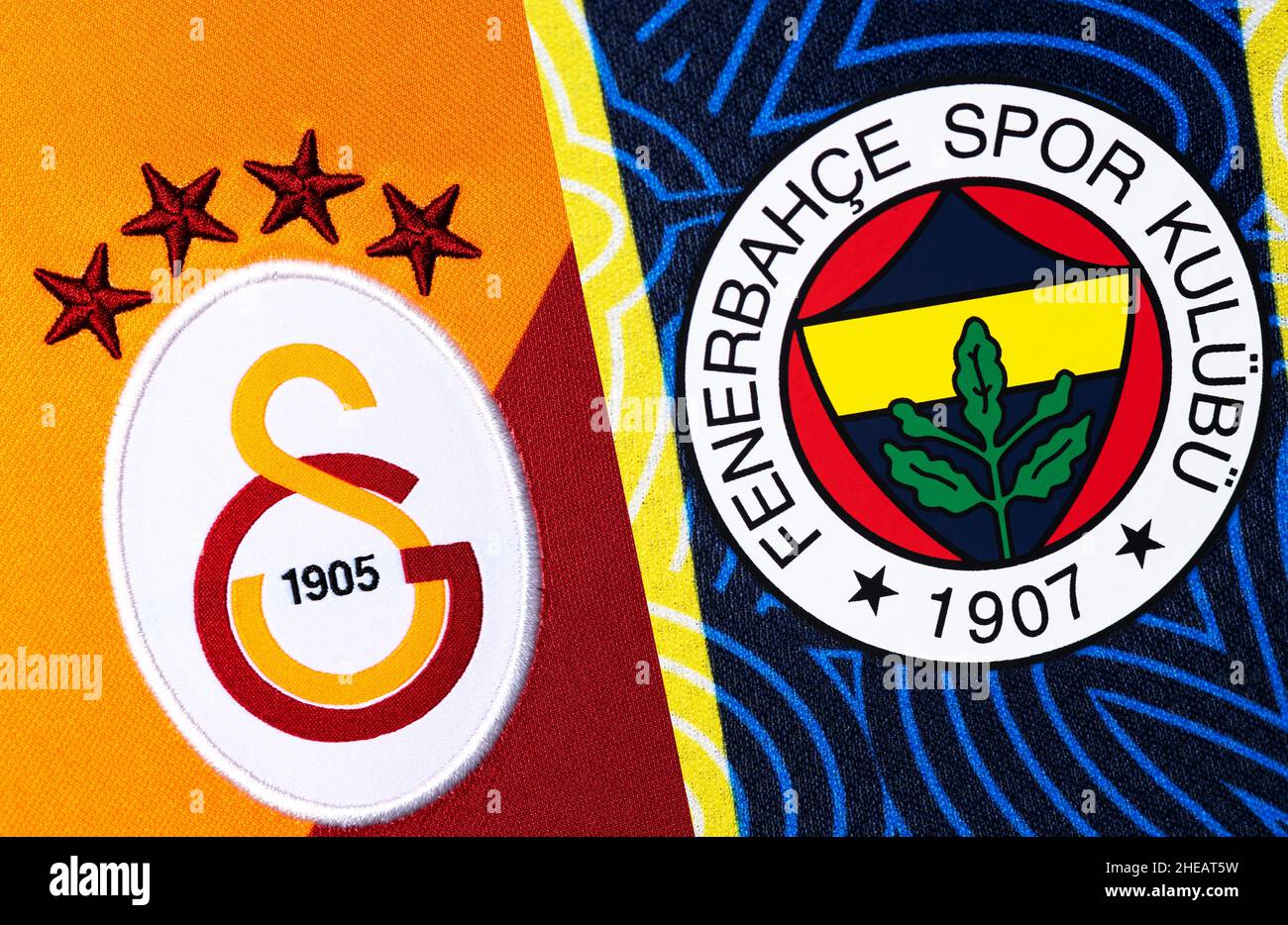 Primo piano della maglia Fenerbahce e Galatasaray. L'Intercontinental Derby è una partita di calcio tra i rivali Fenerbahces SK e Galatasaray SK. Foto Stock