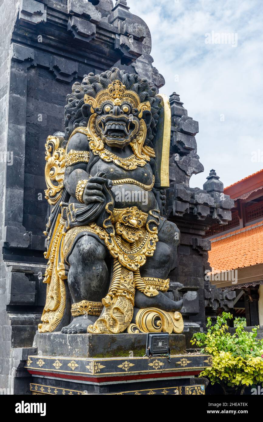 Statua guardiana di Dvarapala al tempio del mare indù balinese (pura Segara) Tanah Lot, Tabanan, Bali, Indonesia. Foto Stock