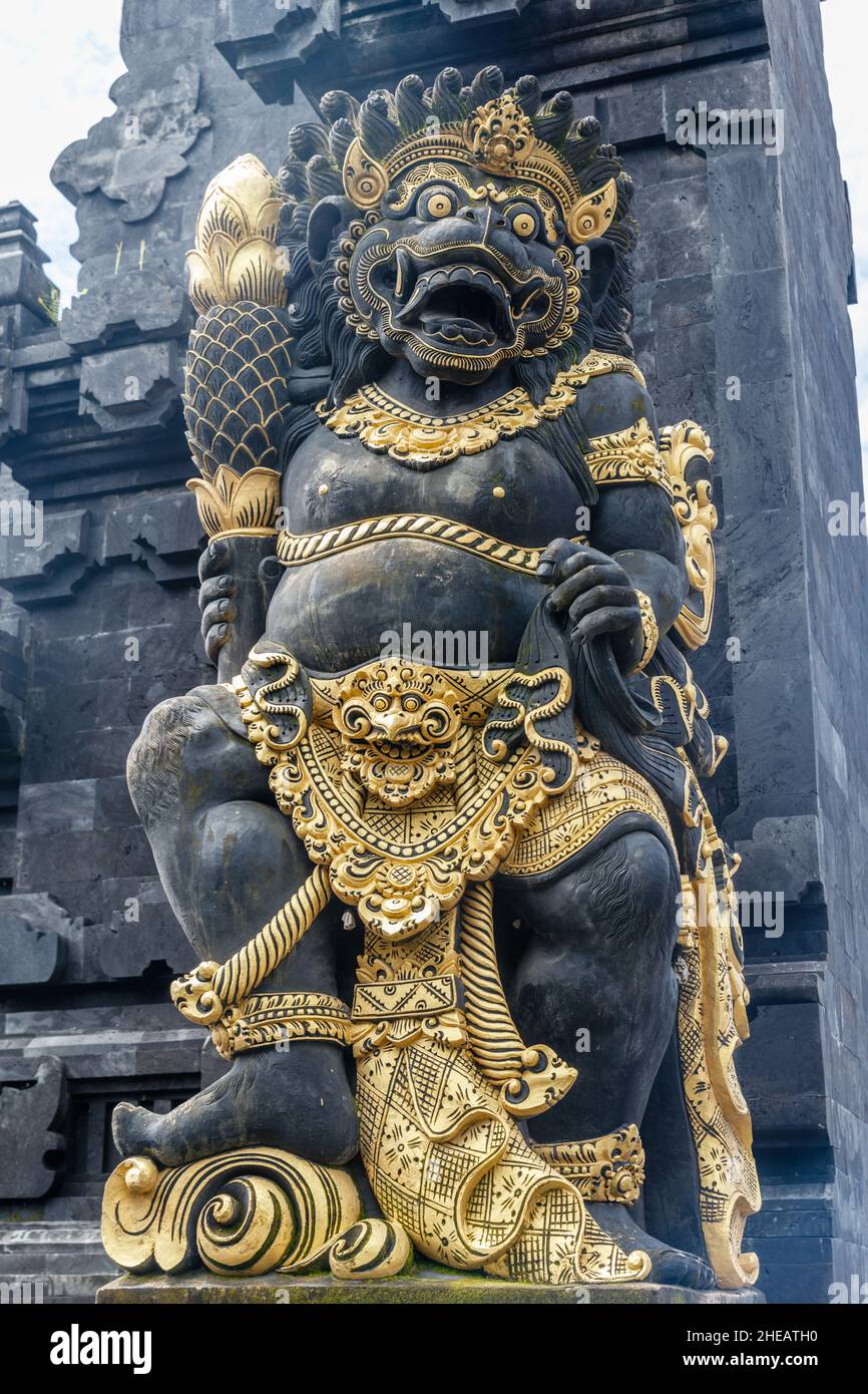 Statua guardiana di Dvarapala al tempio del mare indù balinese (pura Segara) Tanah Lot, Tabanan, Bali, Indonesia. Foto Stock