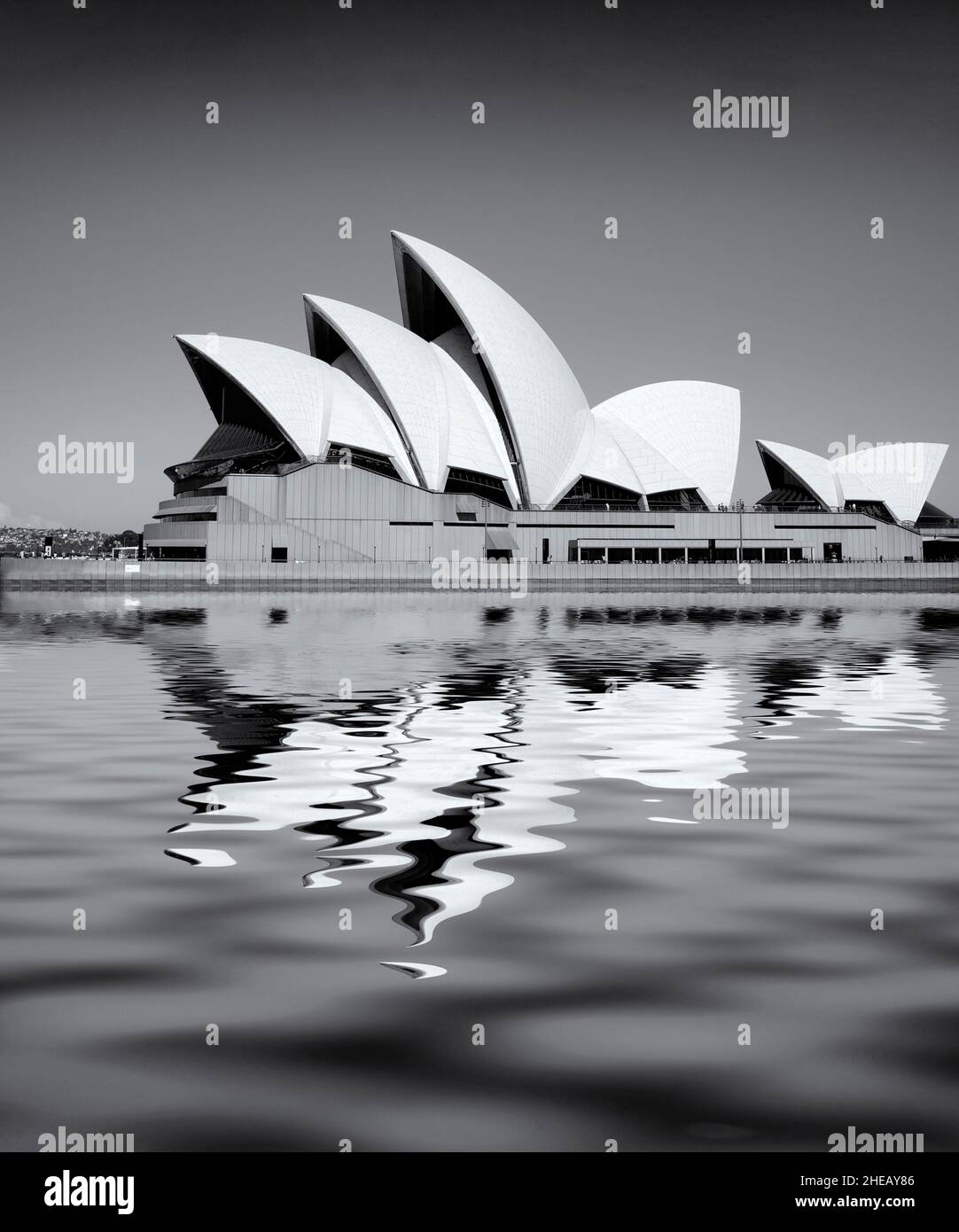 Sydney Opera House si riflette nel porto di Sydney, Australia Foto Stock