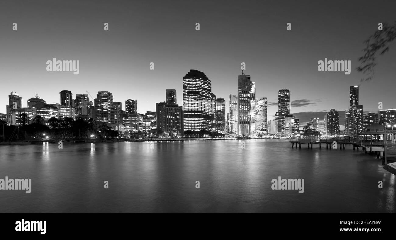 Vista notturna della skyline del quartiere centrale degli affari di Brisbane nel Queensland Australia Foto Stock