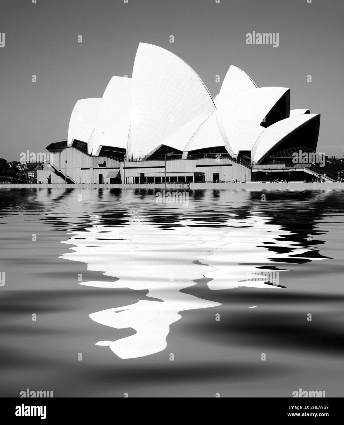 Vista della Sydney Opera House riflessa nel porto di Sydney in Australia Foto Stock