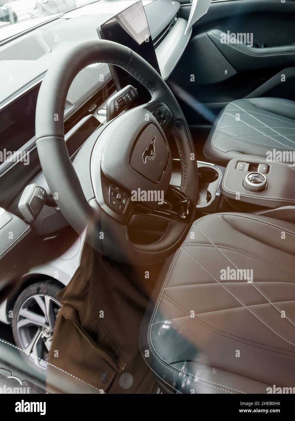 Vendenheim, Francia - Nov 14, 2021: Vista interna del veicolo elettrico Mustang Mach-e - sedili in pelle e interni di lusso Foto Stock