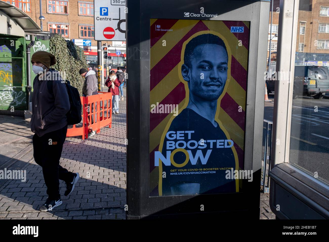 Get Boosted Now Covid-19 booster consulenza advertising board from the NHS and HM Government on 5th January 2022 in Birmingham, Regno Unito. Mentre la variante di Omicron Coronavirus continua a diffondersi nel Regno Unito, il pubblico è incoraggiato ad assumere il jab booster per la massima protezione contro tutte le varianti attuali e future. Foto Stock