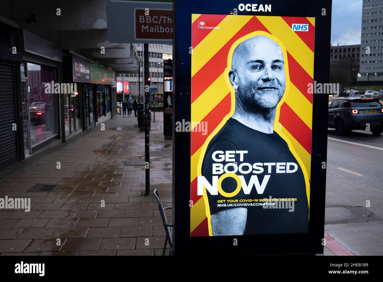 Get Boosted Now Covid-19 booster consulenza advertising board from the NHS and HM Government on 28th December 2021 in Birmingham, Regno Unito. Mentre la variante di Omicron Coronavirus continua a diffondersi nel Regno Unito, il pubblico è incoraggiato ad assumere il jab booster per la massima protezione contro tutte le varianti attuali e future. Foto Stock