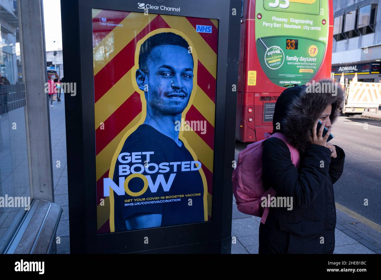 Get Boosted Now Covid-19 booster consulenza advertising board from the NHS and HM Government on 5th January 2022 in Birmingham, Regno Unito. Mentre la variante di Omicron Coronavirus continua a diffondersi nel Regno Unito, il pubblico è incoraggiato ad assumere il jab booster per la massima protezione contro tutte le varianti attuali e future. Foto Stock