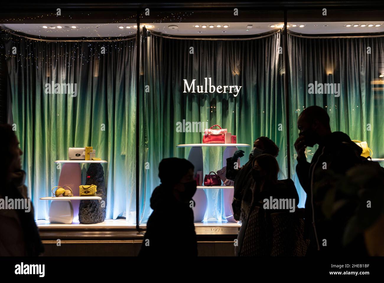 Vetrata del negozio Mulberry durante il periodo invernale e natalizio su Regent Street, Londra, Inghilterra, Regno Unito Foto Stock
