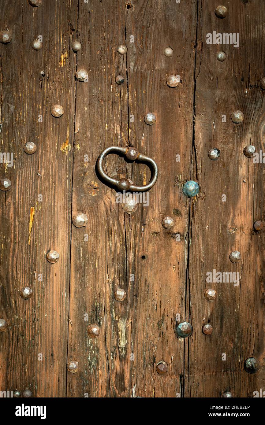 Bussare su una porta di legno Foto Stock