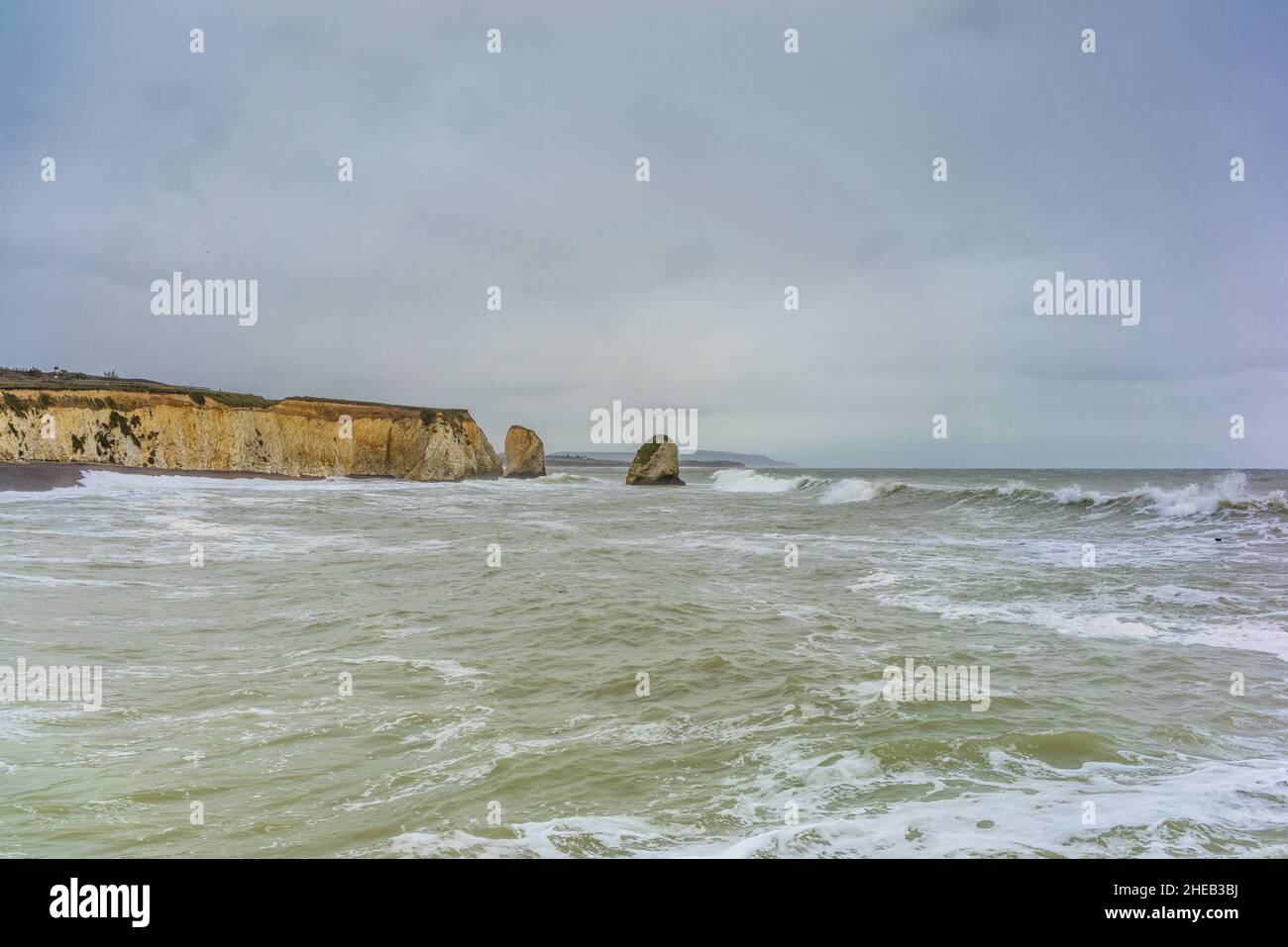 Mare tempestoso alla spiaggia di Freshwater Bay sull'isola di Wight durante l'inverno, Freshwater, Isola di Wight, Hampshire, Inghilterra Foto Stock