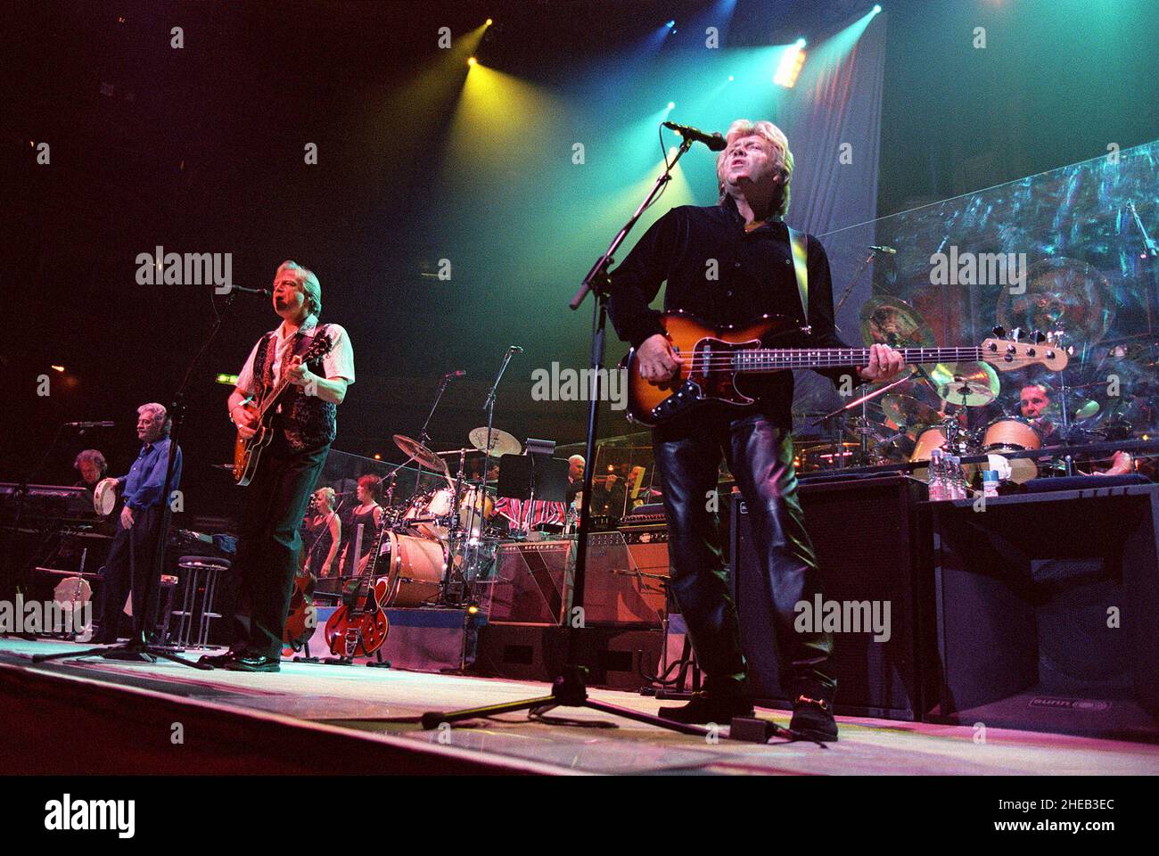 The Moody Blues Ray Thomas (a sinistra), Justin Hayward (al centro) e John Lodge (a destra) in concerto presso la Royal Albert Hall di Londra, Regno Unito. 29th aprile 2000. Foto Stock