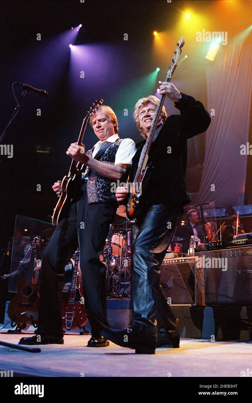 The Moody Blues, Justin Hayward (a sinistra) e John Lodge (a destra) in concerto presso la Royal Albert Hall di Londra, Regno Unito. 29th aprile 2000. Foto Stock