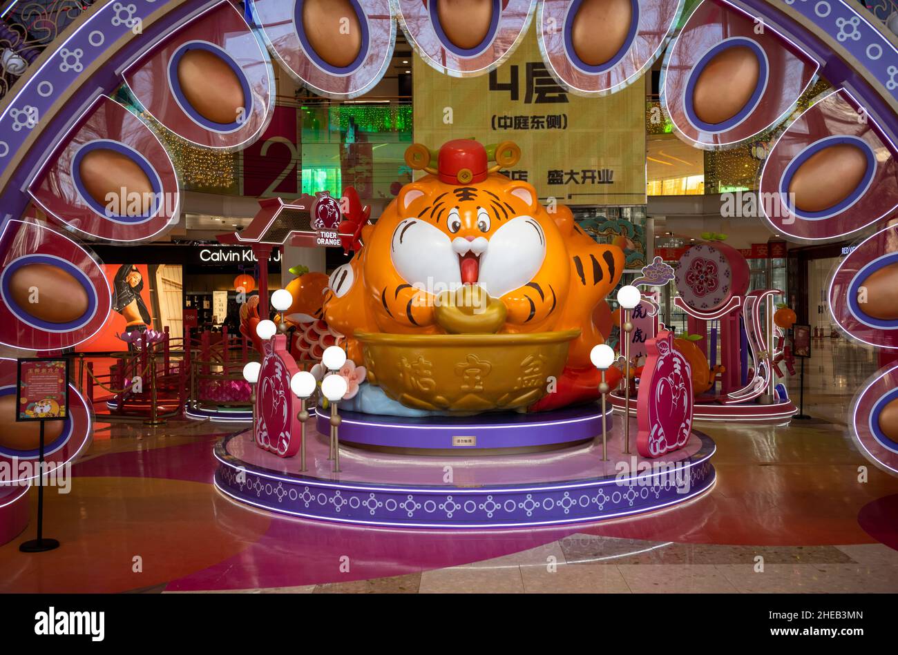 Pechino, Cina. 10th Jan 2022. L'anno della decorazione della tigre in un centro commerciale a Pechino, Cina il 10/01/2022 il 1 di febbraio i paesi asiatici celebreranno il nuovo anno lunare chiamato anche ‚Primavera Festival da Wiktor Dabkowski credito: dpa / Alamy Live News Foto Stock