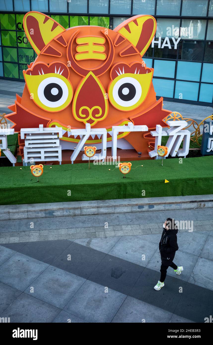 Pechino, Cina. 10th Jan 2022. L'anno della decorazione della tigre in un centro commerciale a Pechino, Cina il 10/01/2022 il 1 di febbraio i paesi asiatici celebreranno il nuovo anno lunare chiamato anche ‚Primavera Festival da Wiktor Dabkowski credito: dpa / Alamy Live News Foto Stock