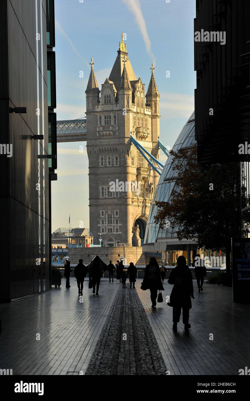 Tower Bridge in una mattinata di sole vista da più London Riverside, London Bridge City sviluppo, vicino Tooley Street Foto Stock