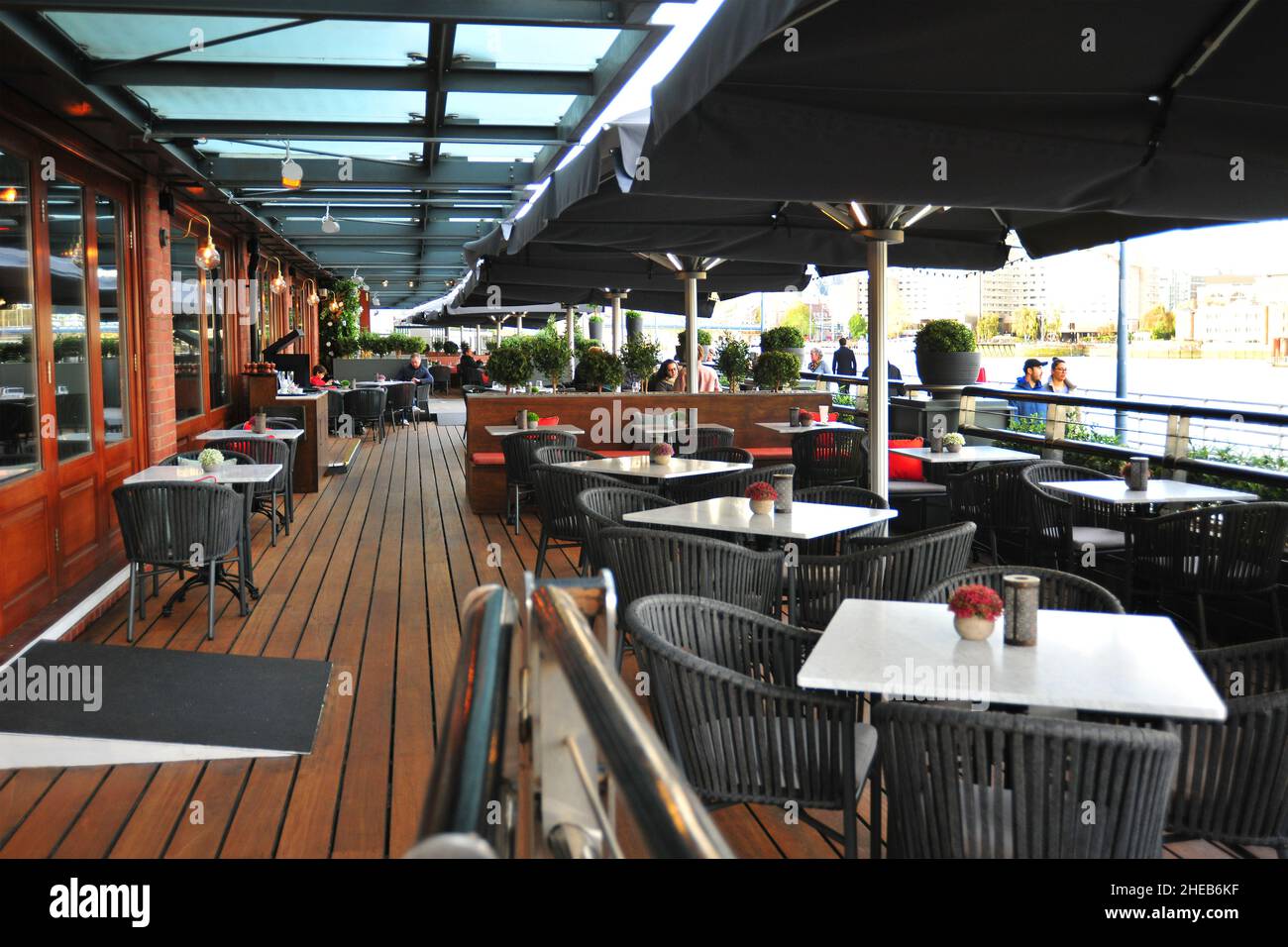 Cibo con vista, ristoranti, caffè e ristoranti si affacciano sul tamigi e sul Tower Bridge presso il Butler's Wharf di Londra. Foto Stock