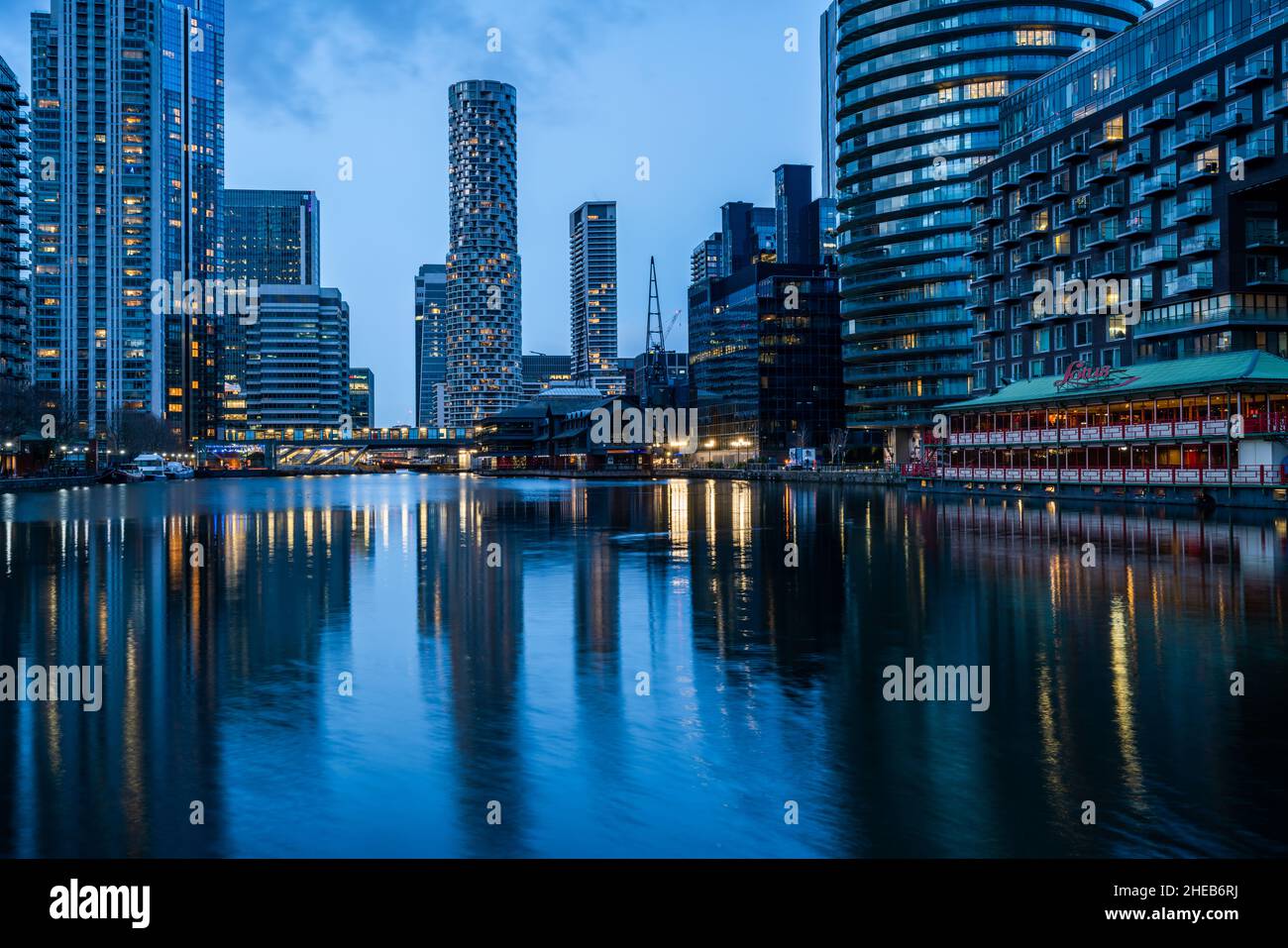 I moderni grattacieli di Canary Wharf, il centro finanziario di Londra visto attraverso Millwall Inner Dock a Canary Wharf, Londra Foto Stock