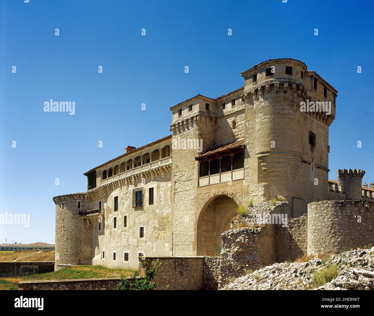 Spagna, Castiglia e Leon, provincia di Segovia, Cuellar. Castello dei Duchi di Albuquerque. Costruito in diversi stili architettonici, risale al 11 ° secolo, anche se la maggior parte dei suoi resti risalgono al 15 ° secolo. Il castello apparteneva a Don Alvaro de Luna e ai primi Duchi di Albuquerque. Foto Stock