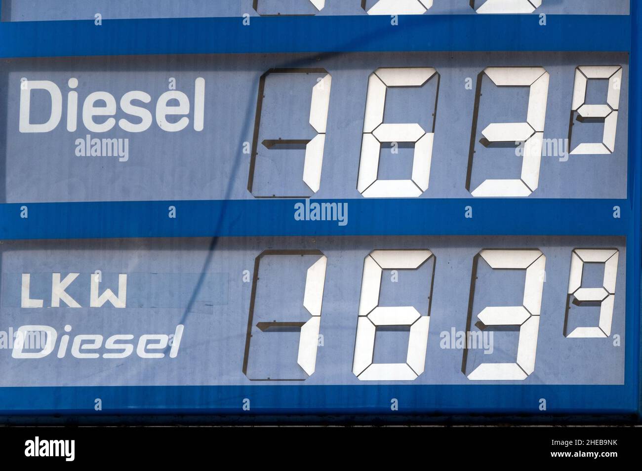 Colonia, Germania. 10th Jan 2022. In un distributore di benzina, il prezzo del diesel è di 1,639 euro. I conducenti di motori diesel devono attualmente pagare quanto mai prima per il loro carburante, come ha annunciato l'ADAC lunedì 10.01.2022 a Monaco. Nella media quotidiana nazionale della domenica, un litro di diesel costa 1,584 euro, che è il valore più alto mai misurato dal club di traffico. Credit: Federico Gambarini/dpa/Alamy Live News Foto Stock