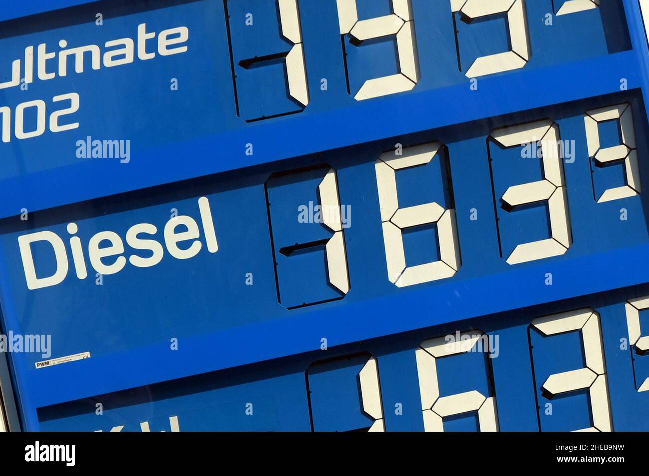 Colonia, Germania. 10th Jan 2022. In un distributore di benzina, il prezzo del diesel è di 1,639 euro. I conducenti di motori diesel devono attualmente pagare quanto mai prima per il loro carburante, come ha annunciato l'ADAC lunedì 10.01.2022 a Monaco. Nella media quotidiana nazionale della domenica, un litro di diesel costa 1,584 euro, che è il valore più alto mai misurato dal club di traffico. Credit: Federico Gambarini/dpa/Alamy Live News Foto Stock
