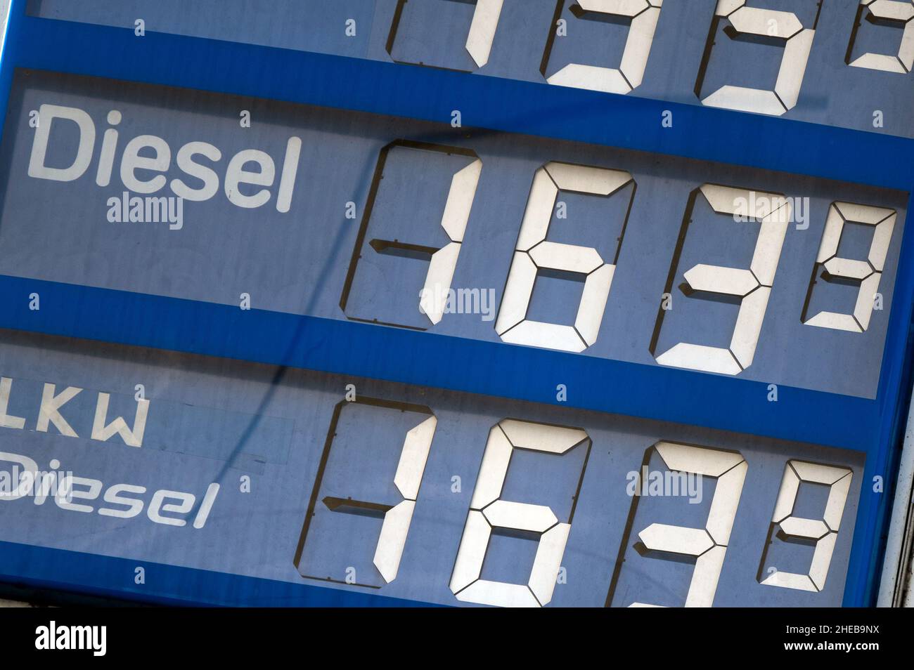 Colonia, Germania. 10th Jan 2022. In un distributore di benzina, il prezzo del diesel è di 1,639 euro. I conducenti di motori diesel devono attualmente pagare quanto mai prima per il loro carburante, come ha annunciato l'ADAC lunedì 10.01.2022 a Monaco. Nella media quotidiana nazionale della domenica, un litro di diesel costa 1,584 euro, che è il valore più alto mai misurato dal club di traffico. Credit: Federico Gambarini/dpa/Alamy Live News Foto Stock