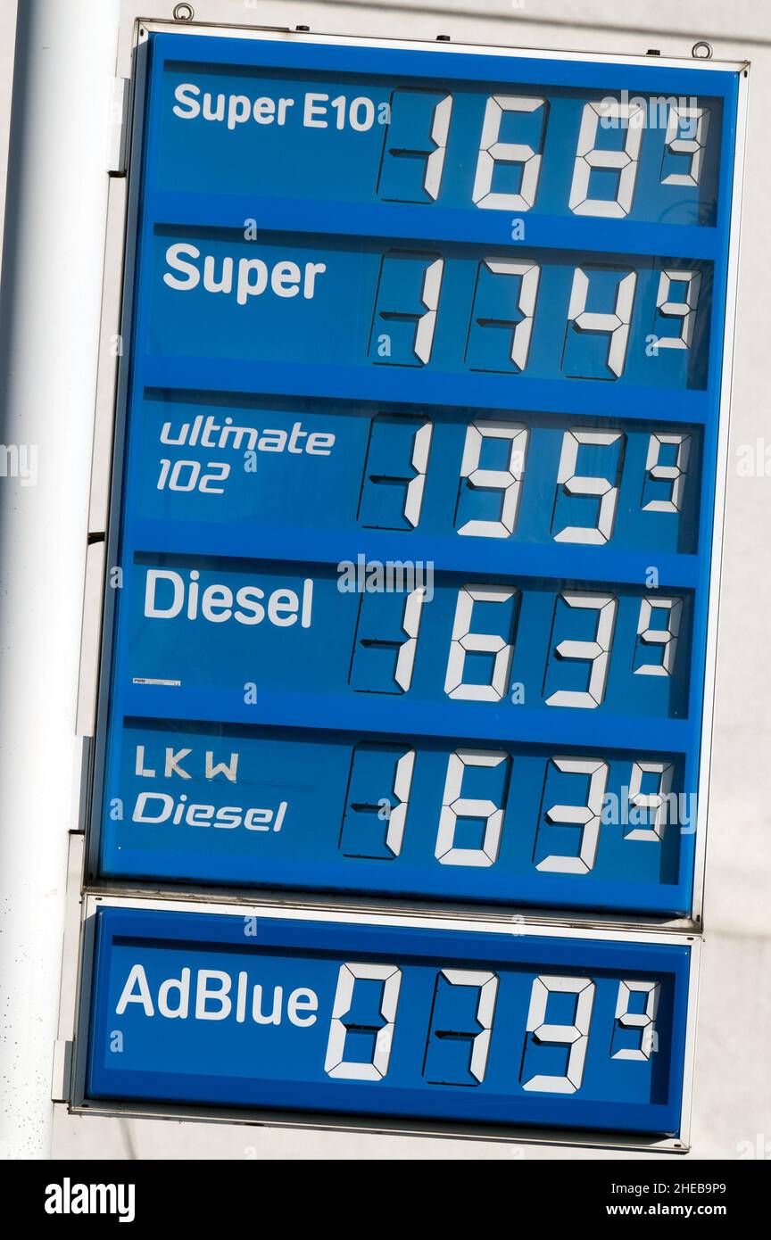 Colonia, Germania. 10th Jan 2022. In un distributore di benzina, il prezzo del diesel è di 1,639 euro. I conducenti di motori diesel devono attualmente pagare quanto mai prima per il loro carburante, come ha annunciato l'ADAC lunedì 10.01.2022 a Monaco. Nella media quotidiana nazionale della domenica, un litro di diesel costa 1,584 euro, che è il valore più alto mai misurato dal club di traffico. Credit: Federico Gambarini/dpa/Alamy Live News Foto Stock