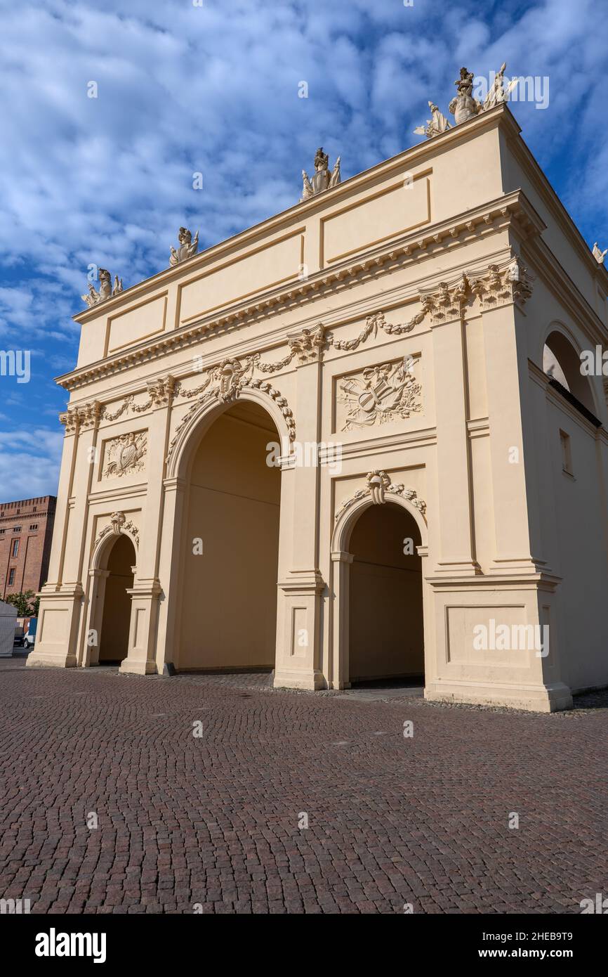 La porta di Brandeburgo (Brandenburger Tor) nella città di Potsdam, Germania, punto di riferimento dal 1770. Foto Stock
