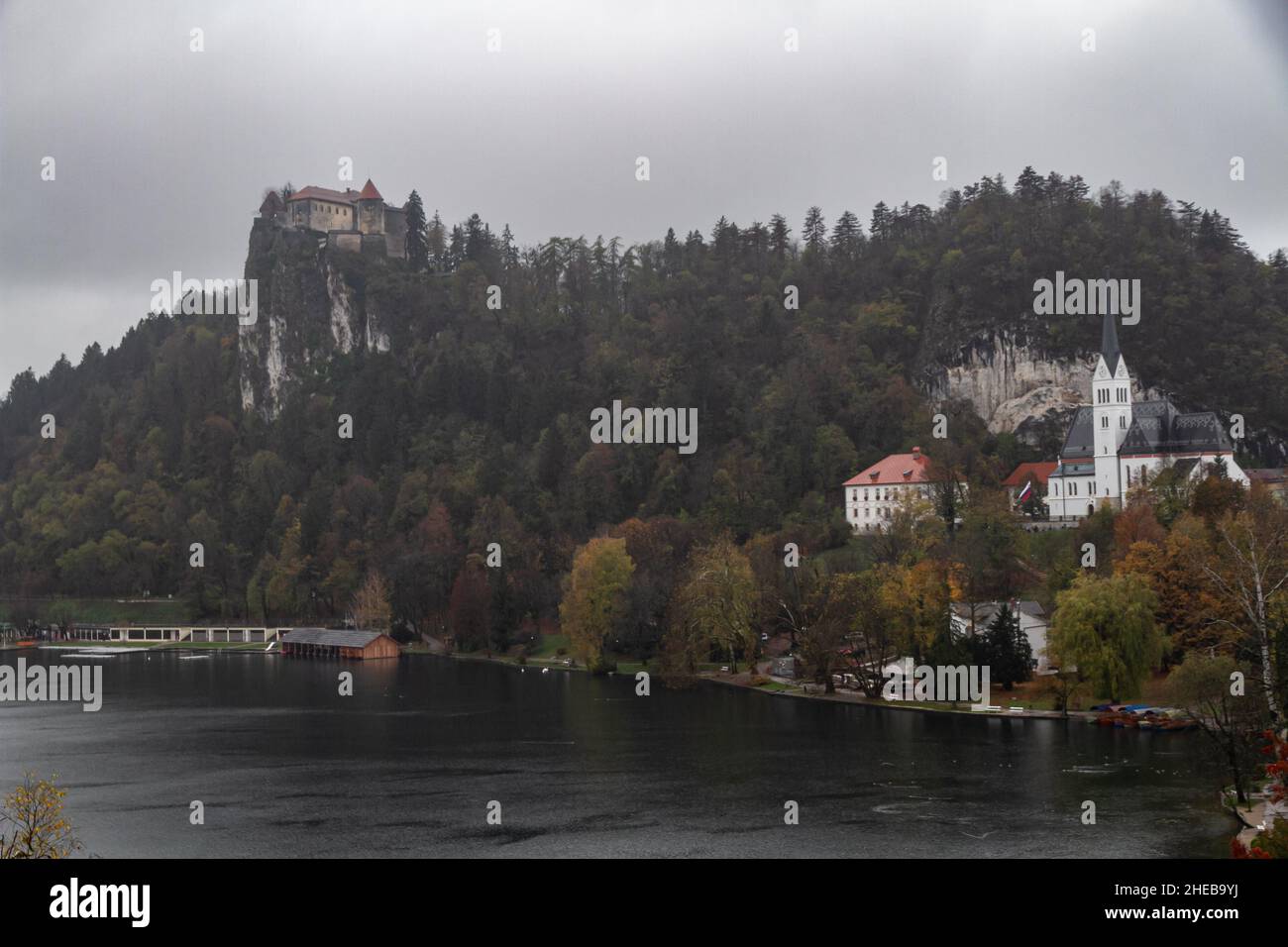 Bled (Veldes o Feldes) è una città situata sul lago di Bled, nella regione dell'Alto Carniolano, nella Slovenia nordoccidentale. È la sede amministrativa del Municipio Foto Stock