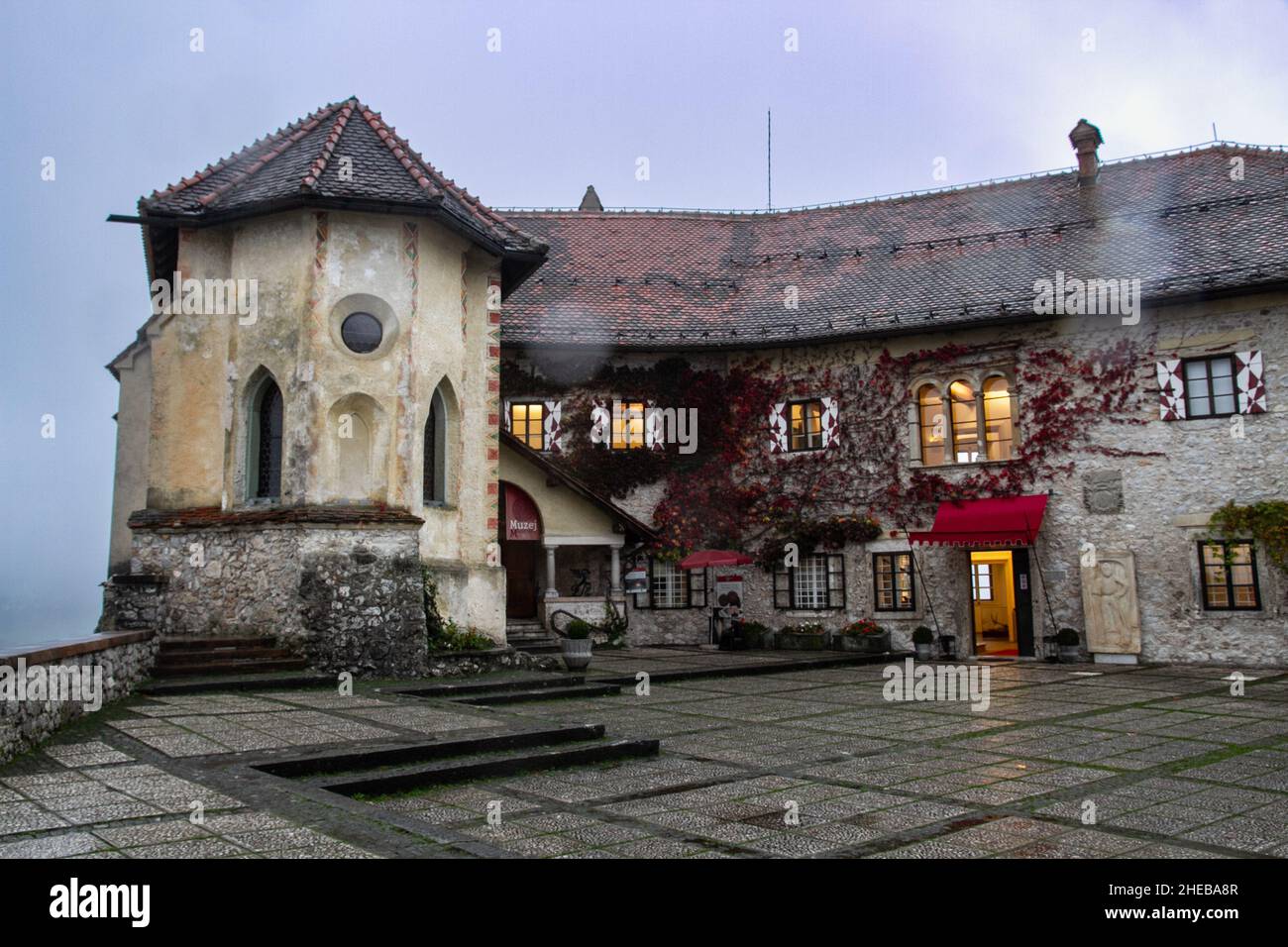 Bled (Veldes o Feldes) è una città situata sul lago di Bled, nella regione dell'Alto Carniolano, nella Slovenia nordoccidentale. È la sede amministrativa del Municipio Foto Stock