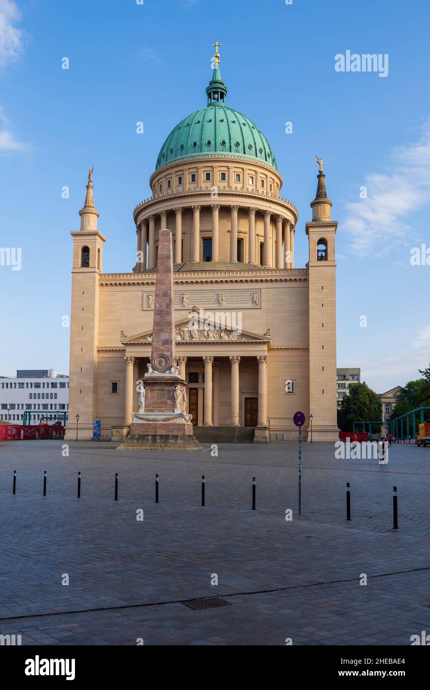 Chiesa di San Nicola (St Nikolaikirche) nella città di Potsdam, Germania, Chiesa evangelica in stile classicista dal 19th secolo come visto dal Mar Vecchio Foto Stock
