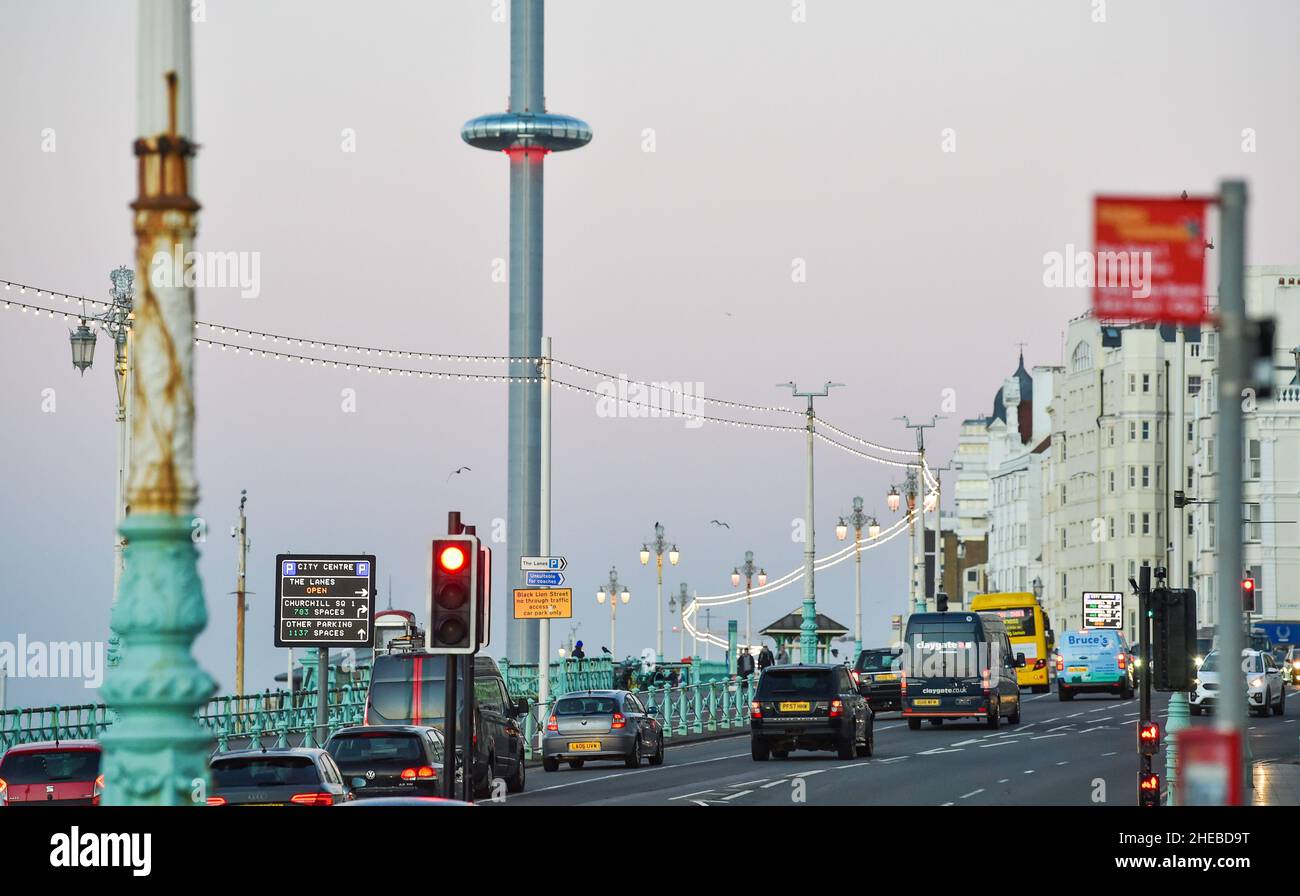 Brighton UK 5th January 2022 - il traffico si dirige lungo il lungomare di Brighton all'inizio di una bella mattinata lungo la costa meridionale : Credit Simon Dack / Alamy Live News Foto Stock