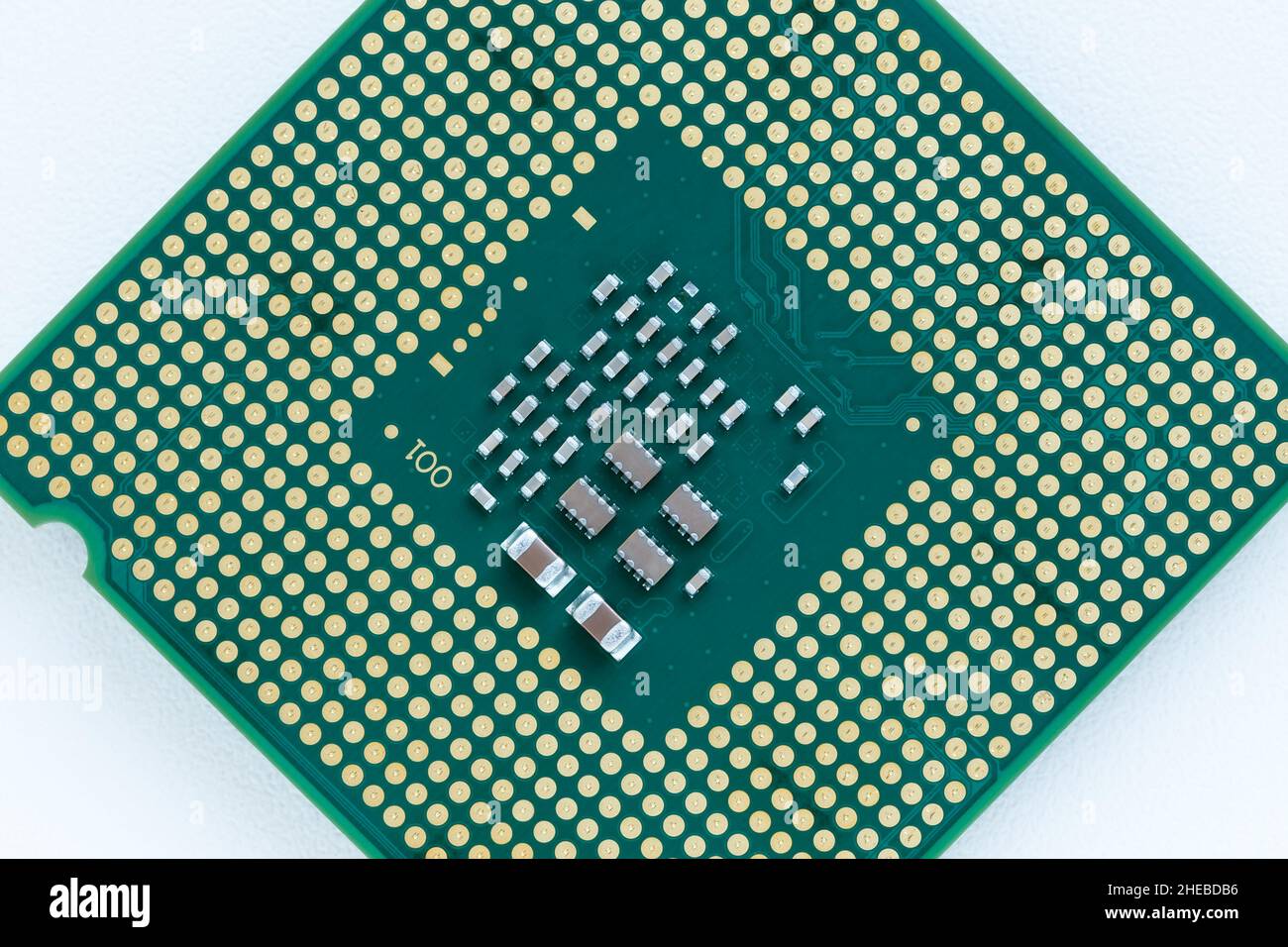 Il lato opposto del processore con componenti smd. Fotografia macro Foto Stock