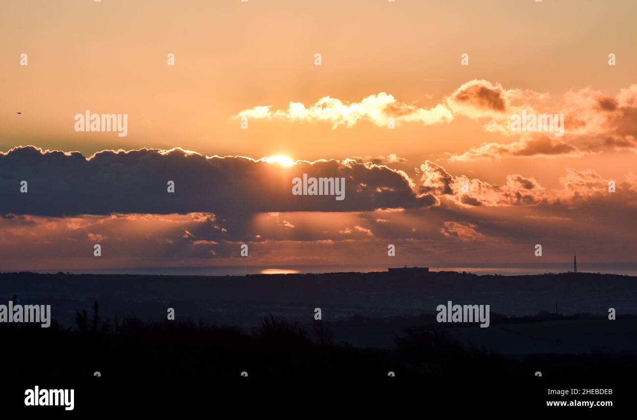 Brighton UK 6th Gennaio 2022 - il sole sorge su Brighton visto da Devils Dyke come le temperature si abbassano ben al di sotto dello zero con alcune parti del nord previsione per ottenere la neve su un terreno più alto : Credit Simon Dack / Alamy Live News Foto Stock