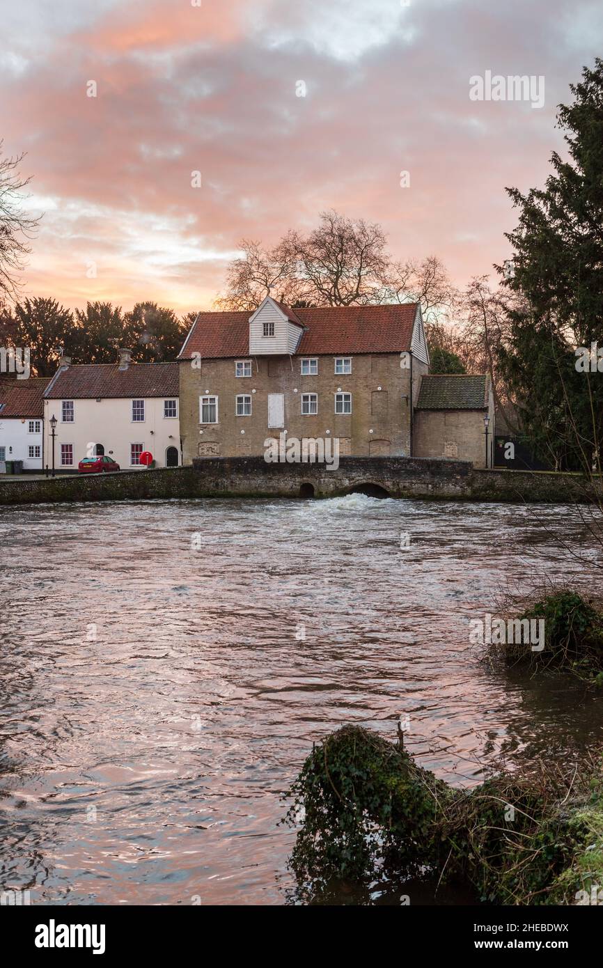 Dawn si rompe dietro l'ex Coffee Mill e Cottages a School Lane, Thetford. Foto Stock