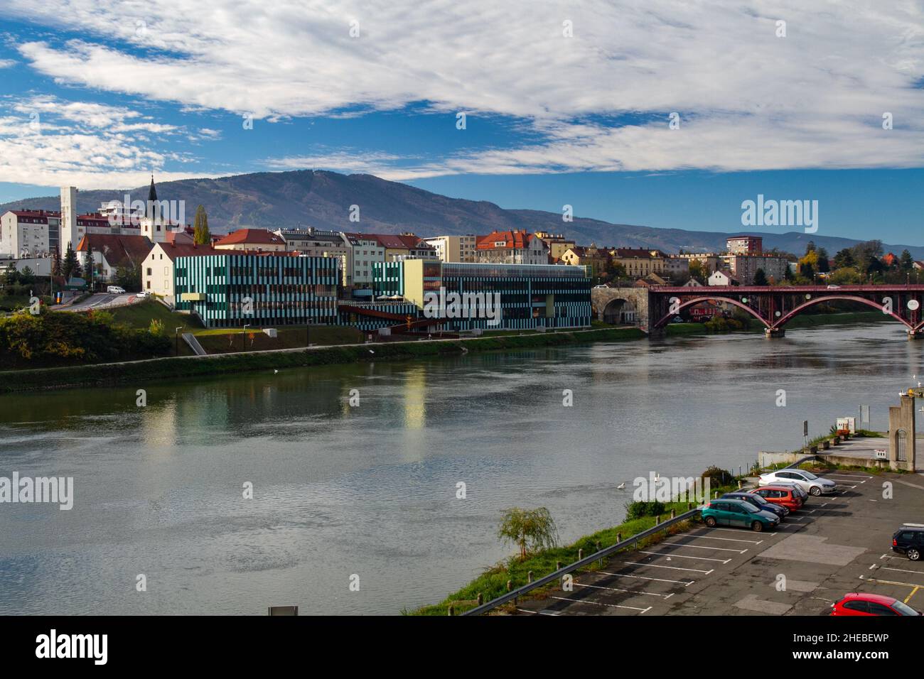 Il fiume Drava Maribor, Slovenia, è la seconda città più grande della Slovenia e la più grande della regione tradizionale della bassa Stiria. Maribor è anche t Foto Stock