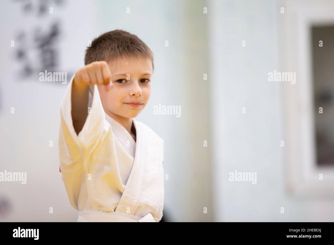 Bielorussia, la città di Gomel, 23 giugno 2021. Judo club. Un bambino in un kimano mostra una reception. Foto Stock