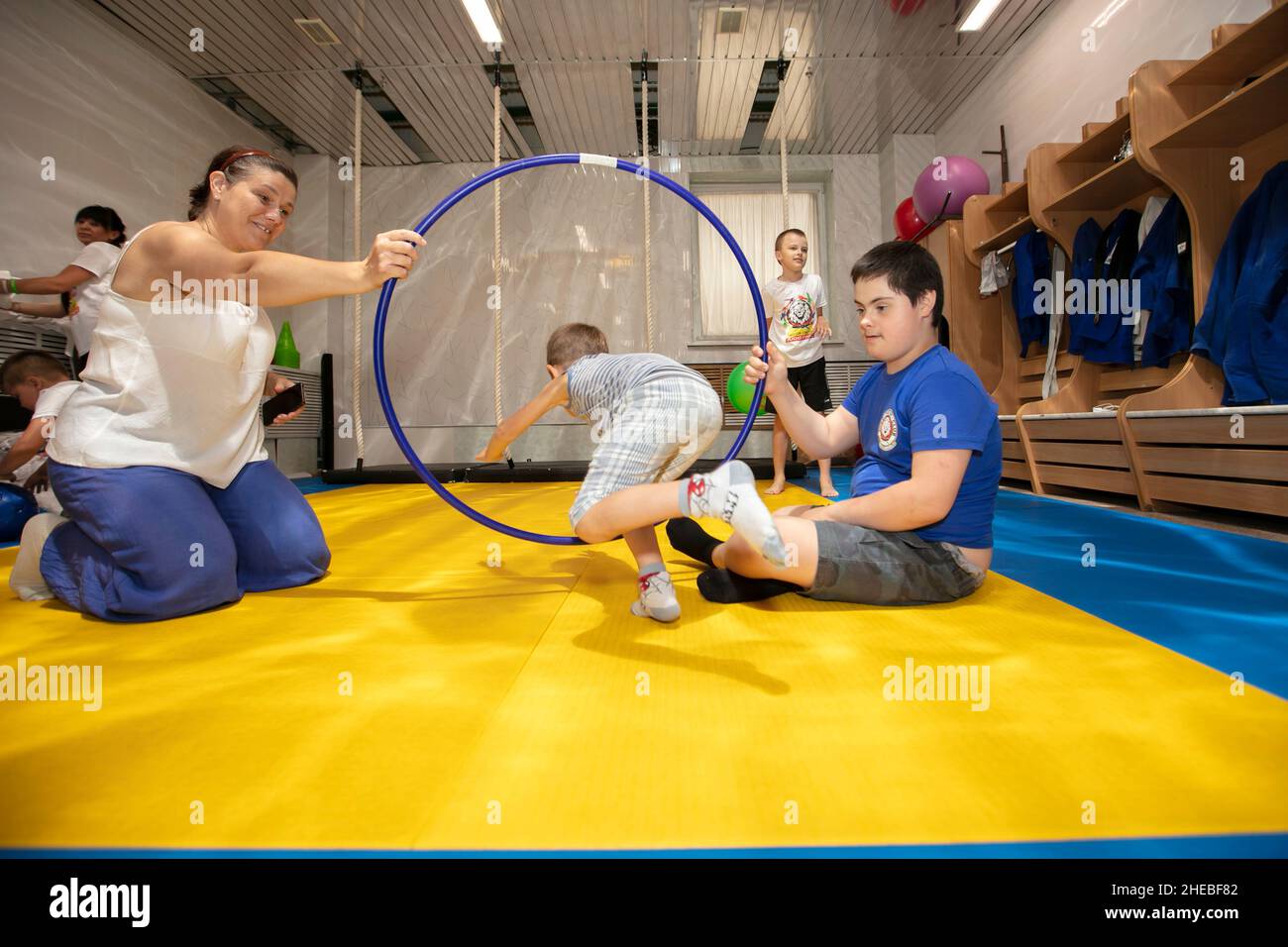 Bielorussia, la città di Gomil, 23 giugno 2021. Judo club. Mamma e figlio con sindrome di Down sono coinvolti in un club sportivo. Foto Stock