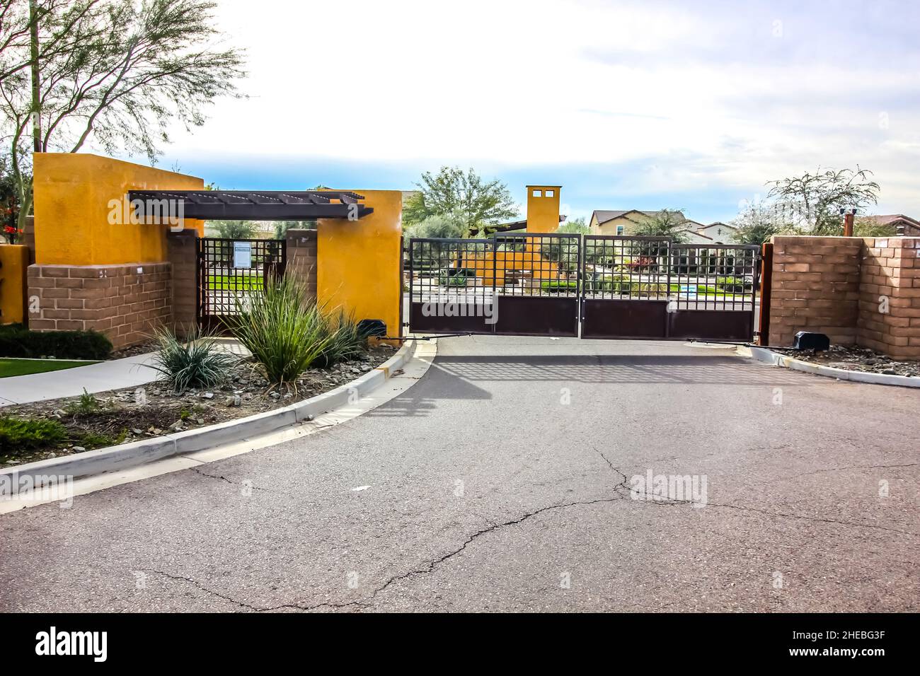 Pedoni e cancelli metallici auto presso la divisione Secure Housing Foto Stock