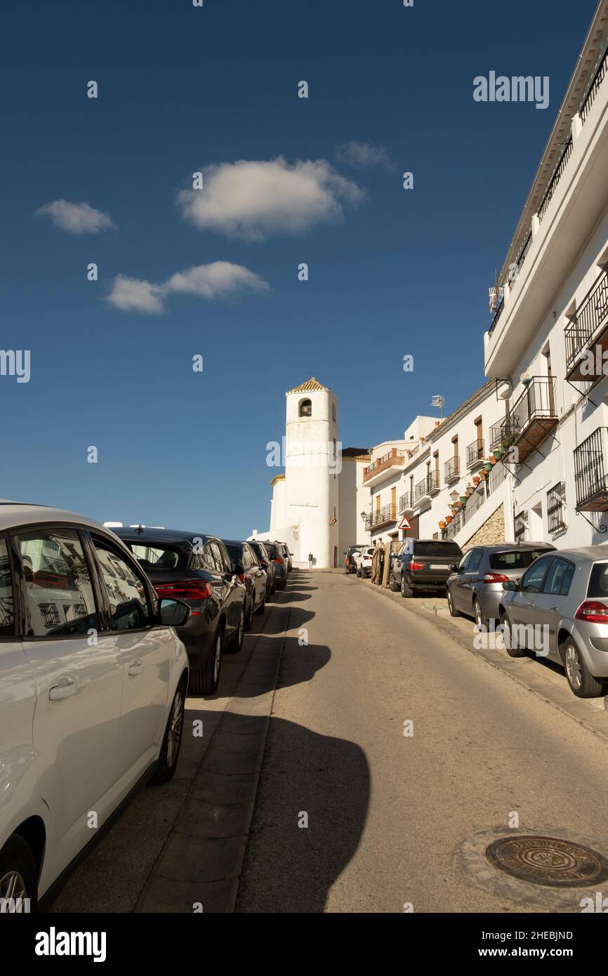 Chiesa medievale torre in fondo alla strada, bianco villaggio architettura in Spagna Foto Stock