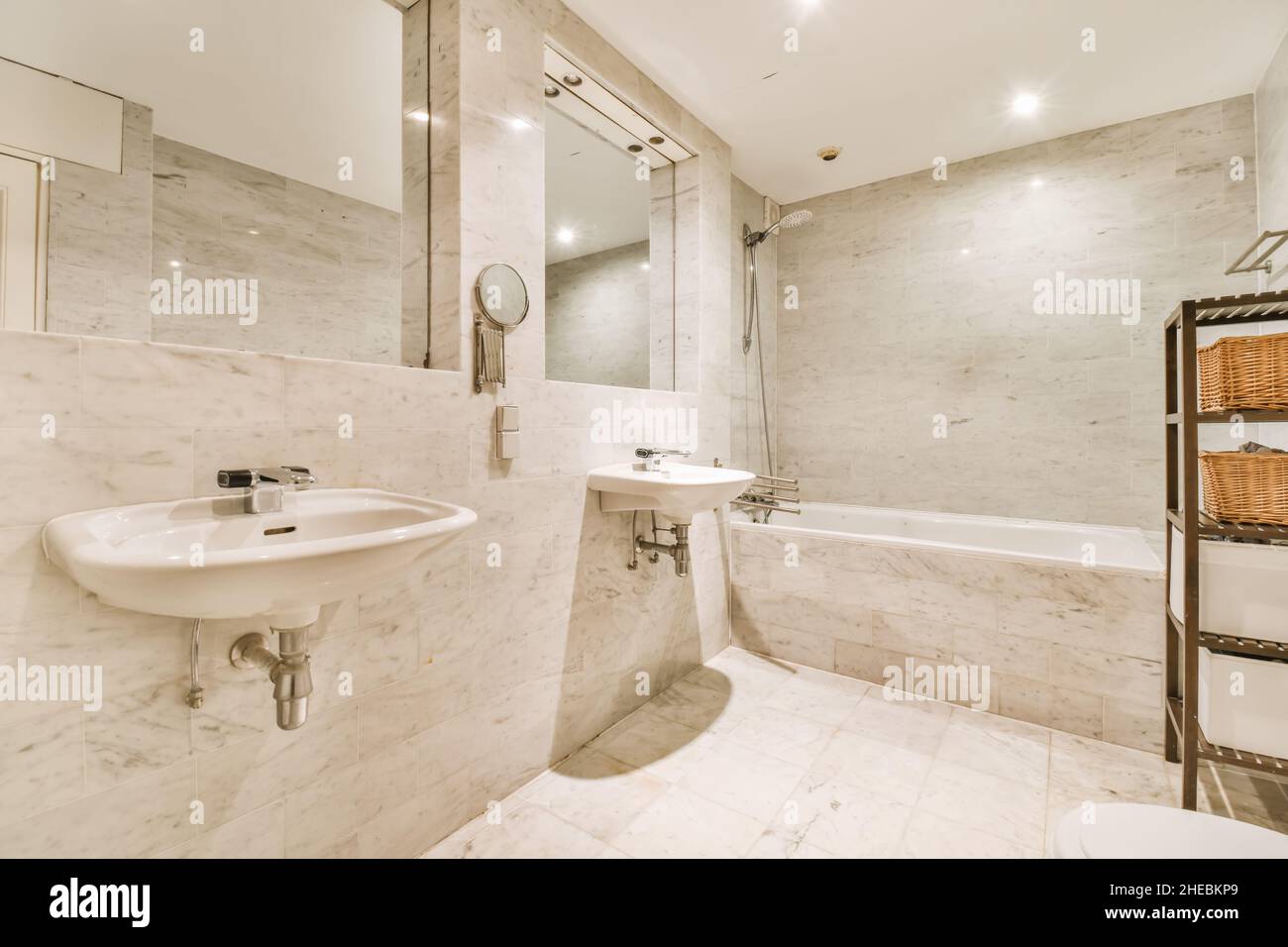 Il bagno era grande e incredibile, con una grande vasca da bagno con due specchi Foto Stock