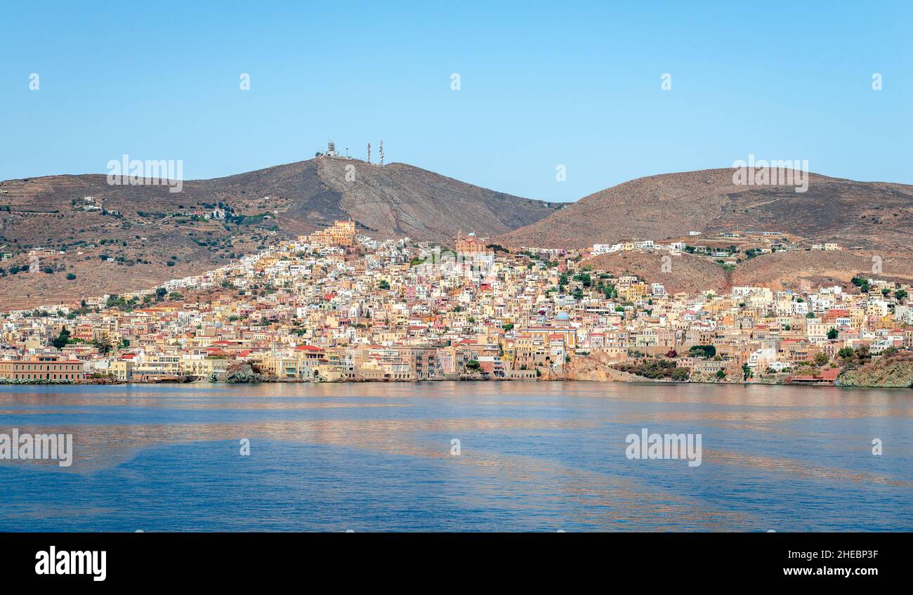 Panorama di Ano Syros e Ermoupolis, a Syros, un'isola greca nell'arcipelago delle Cicladi, nel Mar Egeo. Foto Stock