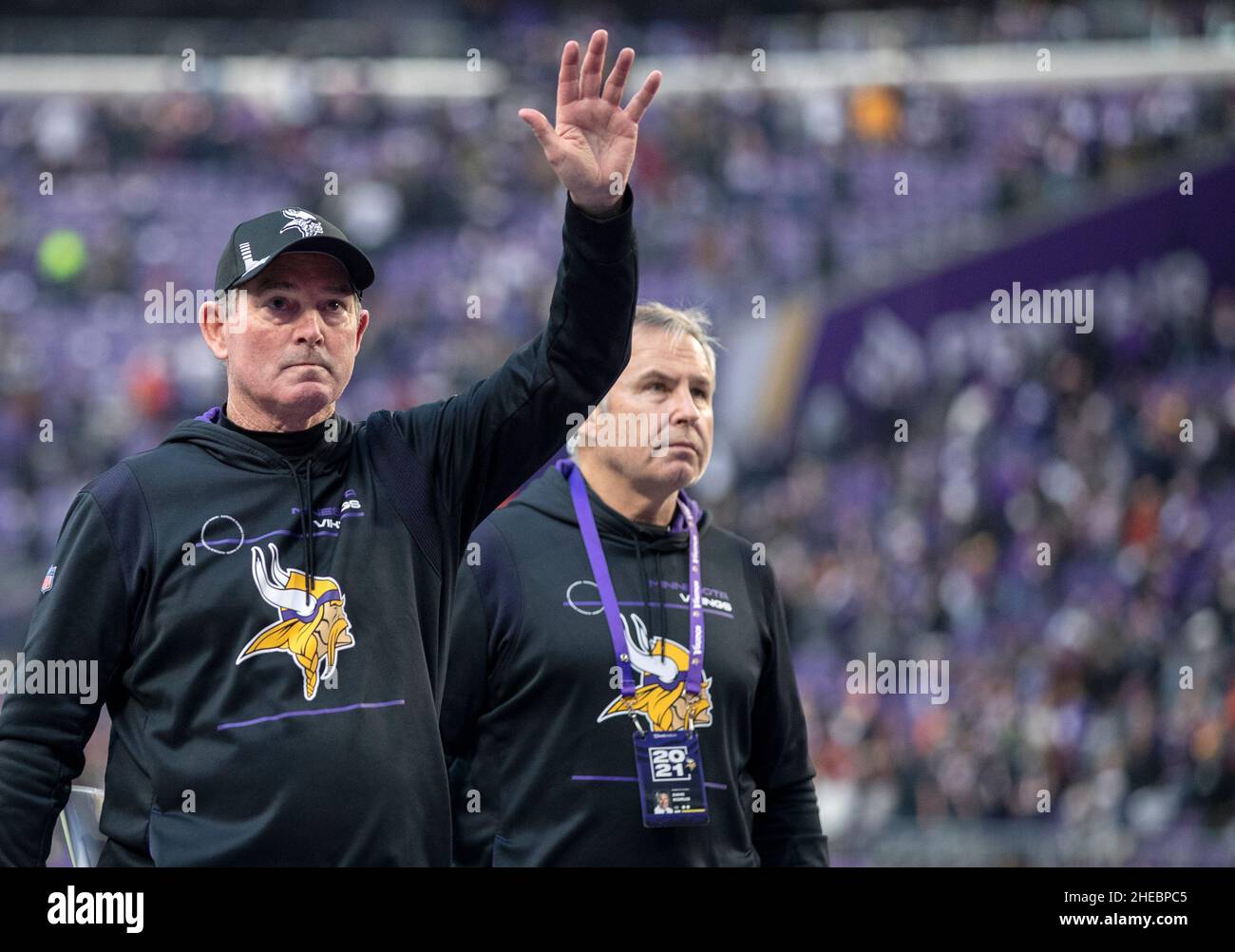 Minnesota Vikings testa allenatore Mike Zimmer onde ai fan alla fine della partita Domenica, 9 gennaio 2022 presso lo U.S. Bank Stadium di Minneapolis. (Foto di Carlos Gonzalez/Minneapolis Star Tribune/TNS/Sipa USA) Foto Stock