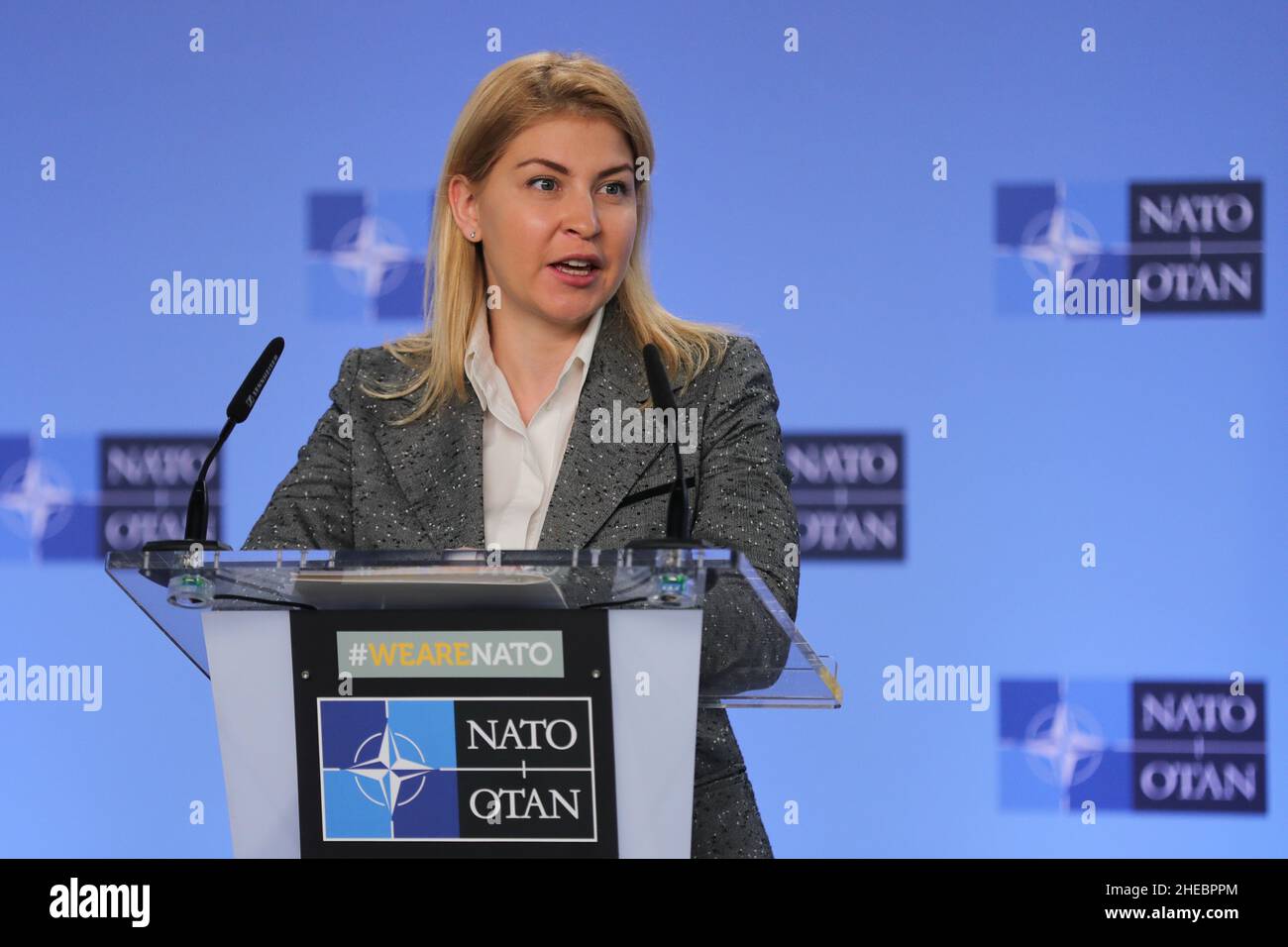 Bruxelles, Belgio. 10th Jan 2022. Il Vice primo Ministro per l'integrazione europea ed euro-atlantica dell'Ucraina Olha Stefanishyna interviene partecipando ad un punto stampa congiunto con il Segretario Generale della NATO Jens Stoltenberg presso la sede della NATO prima della riunione della Commissione NATO-Ucraina, Bruxelles, Belgio, 10 gennaio 2022. Credit: Zheng Huansong/Xinhua/Alamy Live News Foto Stock