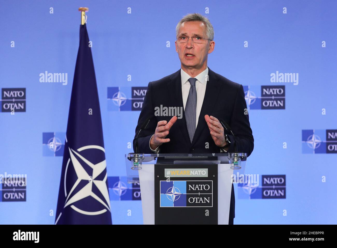 Bruxelles, Belgio. 10th Jan 2022. Il Segretario generale della NATO Jens Stoltenberg interviene partecipando ad un punto stampa congiunto con il Vice primo Ministro per l'integrazione europea ed euro-atlantica dell'Ucraina Olha Stefanishyna presso la sede della NATO prima della riunione della Commissione NATO-Ucraina, Bruxelles, Belgio, 10 gennaio 2022. Credit: Zheng Huansong/Xinhua/Alamy Live News Foto Stock