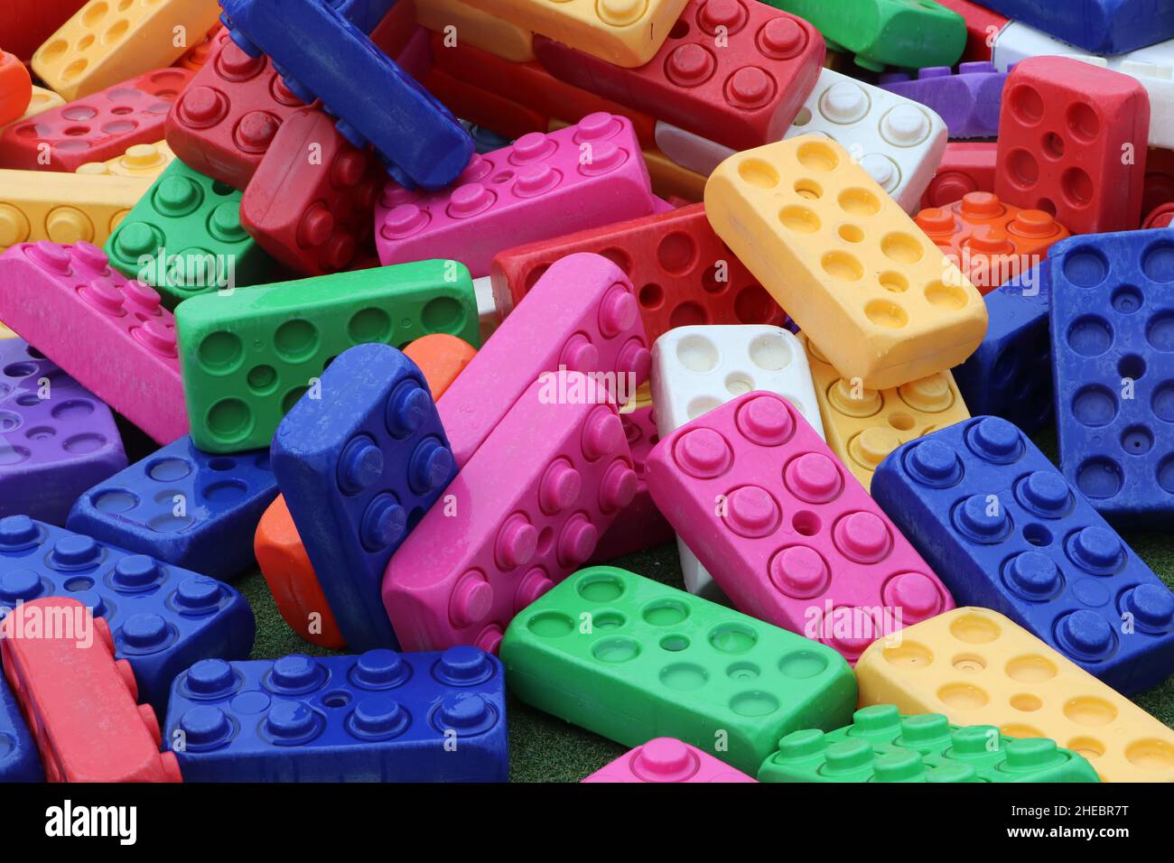 gruppo di blocchi di plastica colorati Foto Stock