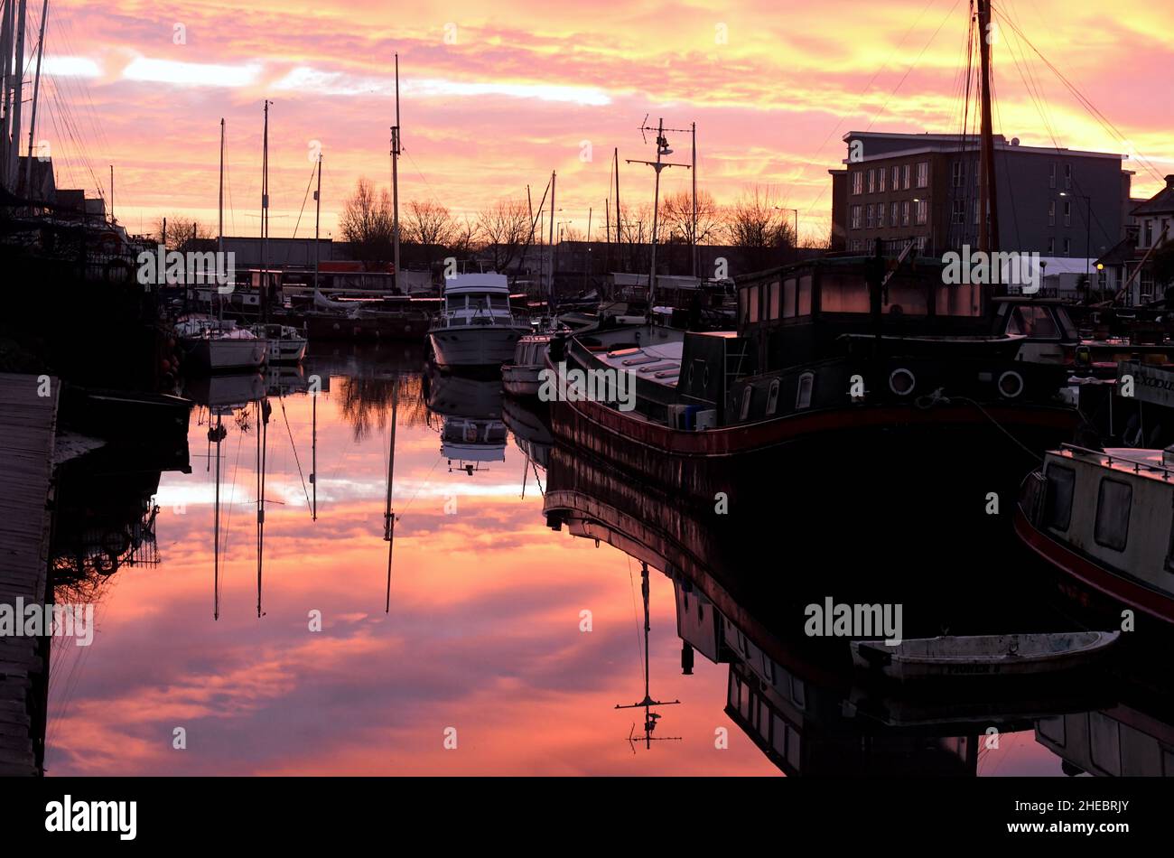 10/01/2022 Gravesend UK un'alba fusa in una gelida mattinata invernale sopra Embankment Marina a Gravesend. Il porticciolo è l'ormeggio per un nu in crescita Foto Stock