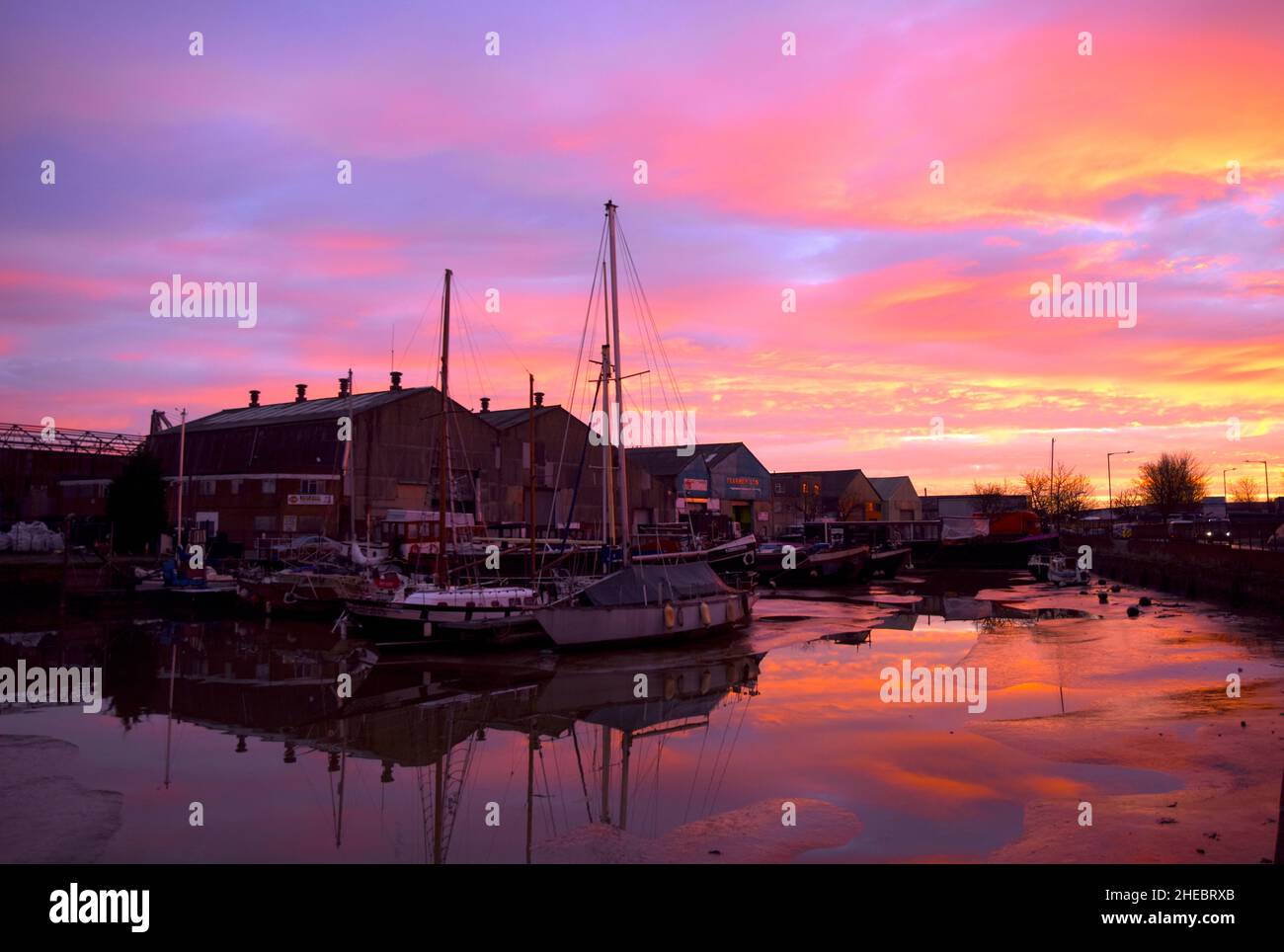 10/01/2022 Gravesend UK un'alba fusa in una gelida mattinata invernale sopra Embankment Marina a Gravesend. Il porticciolo è l'ormeggio per un nu in crescita Foto Stock